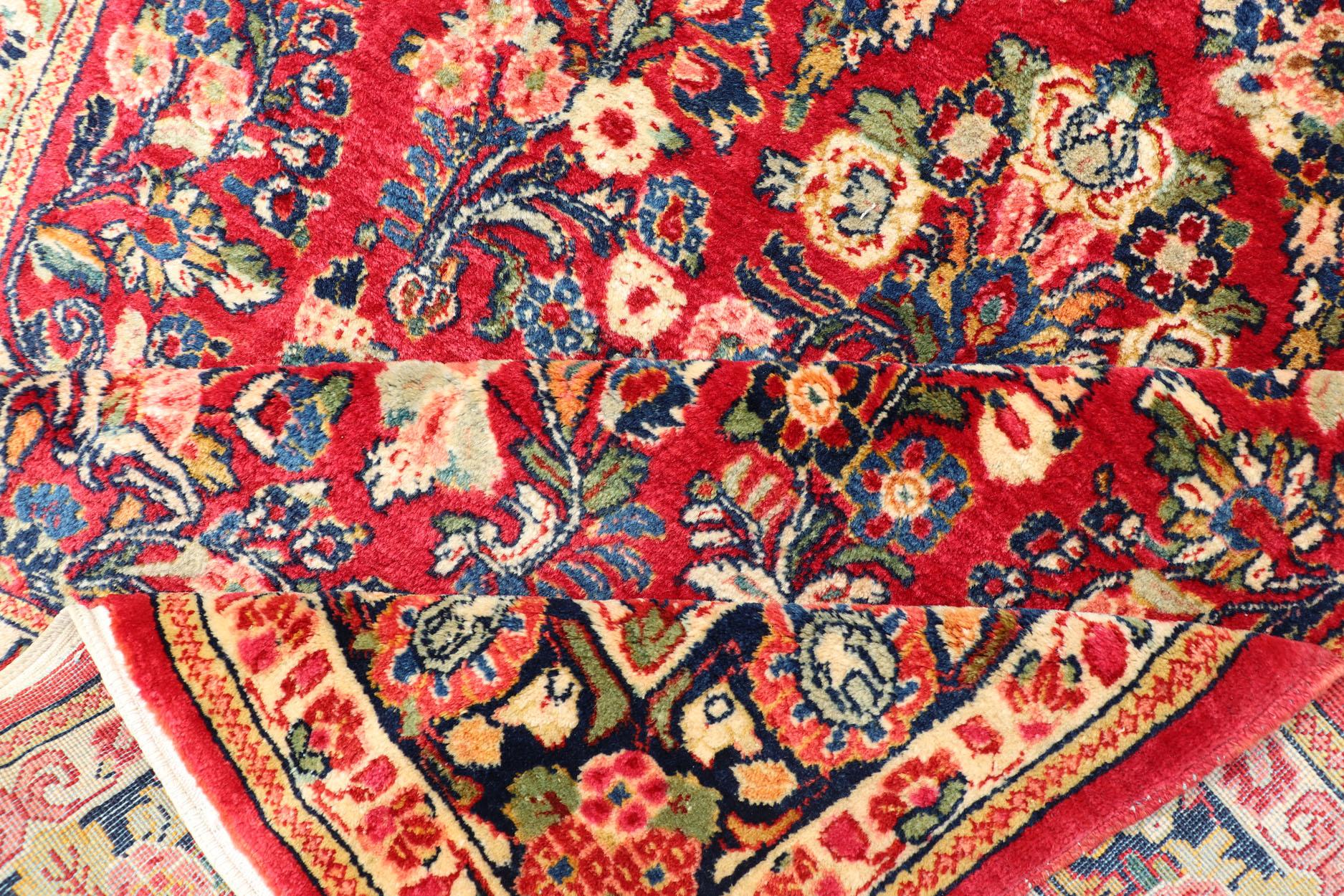 Antiker langer Sarouk-Galerie-Läufer mit All-Over-Blumenmuster auf rotem Hintergrund im Angebot 10