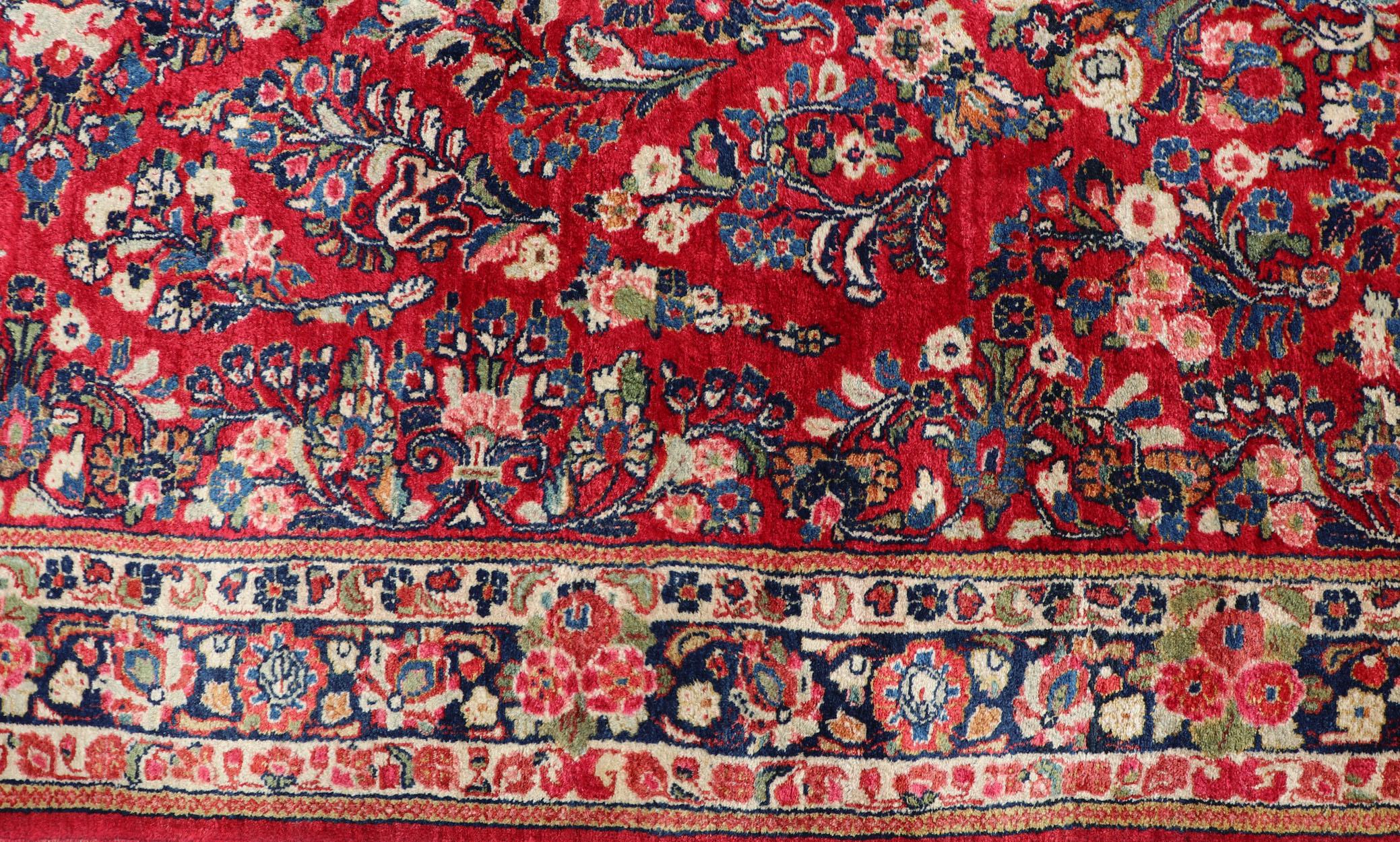 Antiker langer Sarouk-Galerie-Läufer mit All-Over-Blumenmuster auf rotem Hintergrund (Handgeknüpft) im Angebot