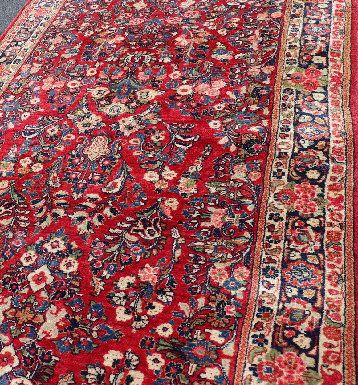 Antiker langer Sarouk-Galerie-Läufer mit All-Over-Blumenmuster auf rotem Hintergrund im Zustand „Hervorragend“ im Angebot in Atlanta, GA