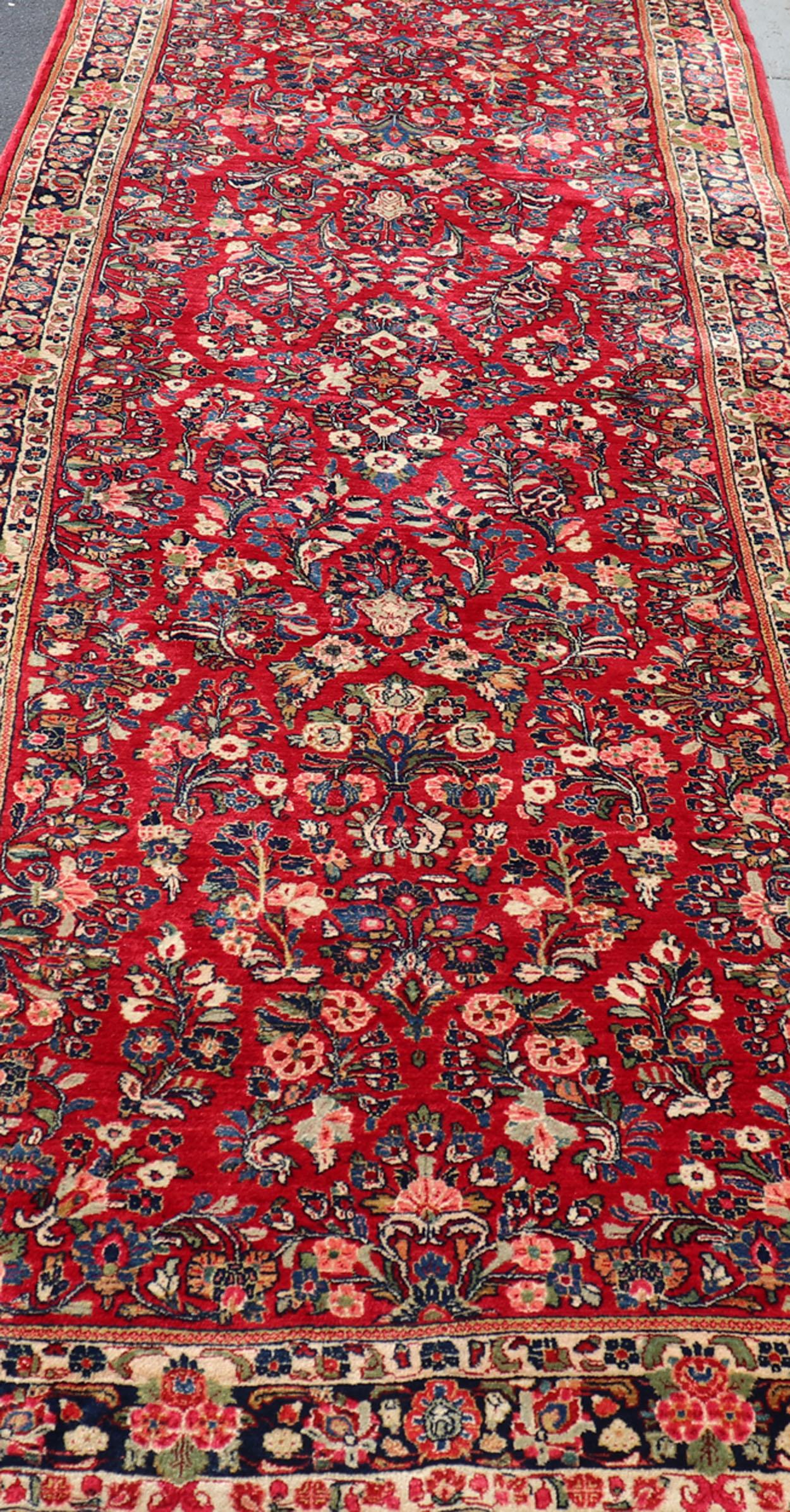 Antiker langer Sarouk-Galerie-Läufer mit All-Over-Blumenmuster auf rotem Hintergrund (Frühes 20. Jahrhundert) im Angebot