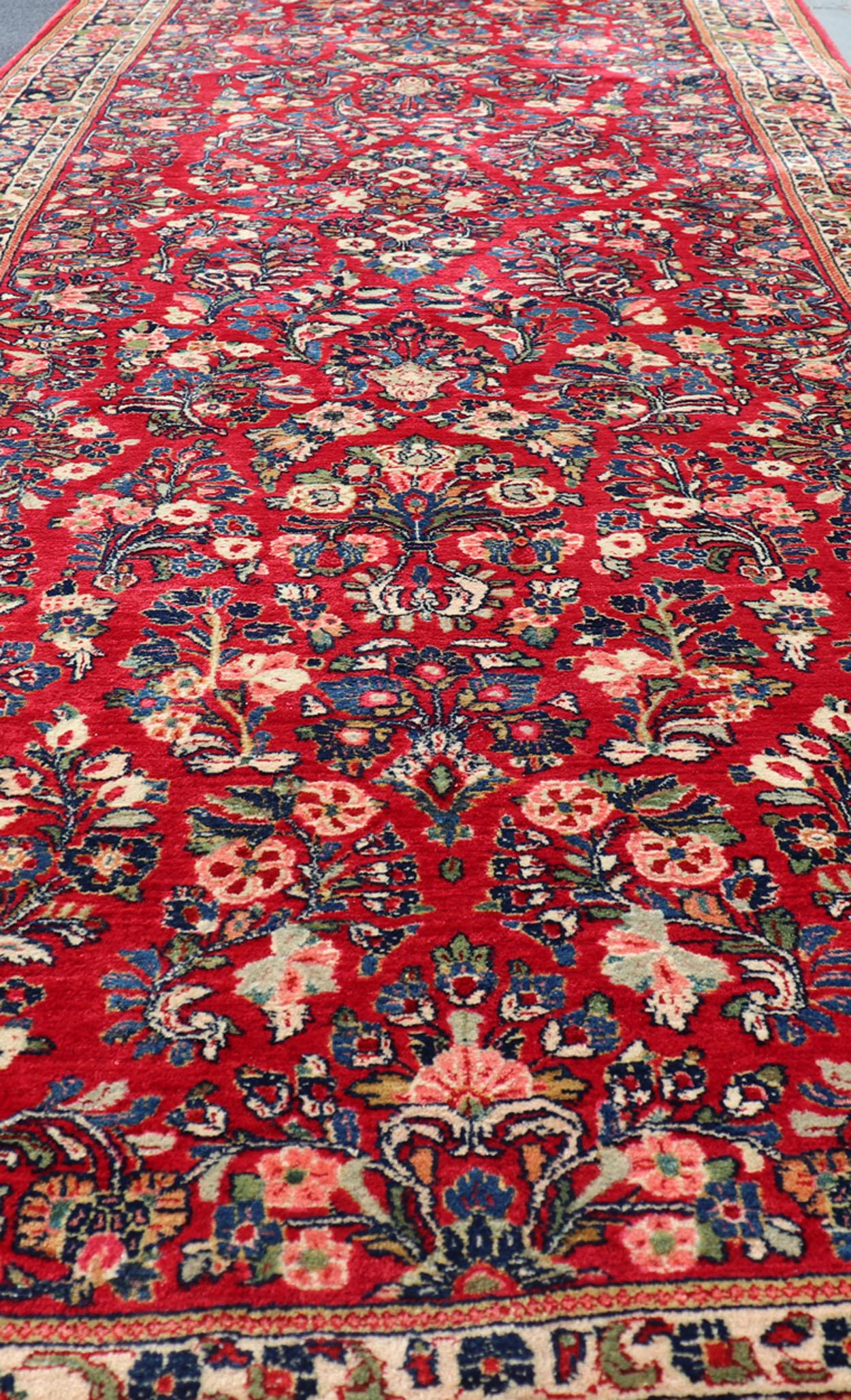 Antiker langer Sarouk-Galerie-Läufer mit All-Over-Blumenmuster auf rotem Hintergrund (Wolle) im Angebot