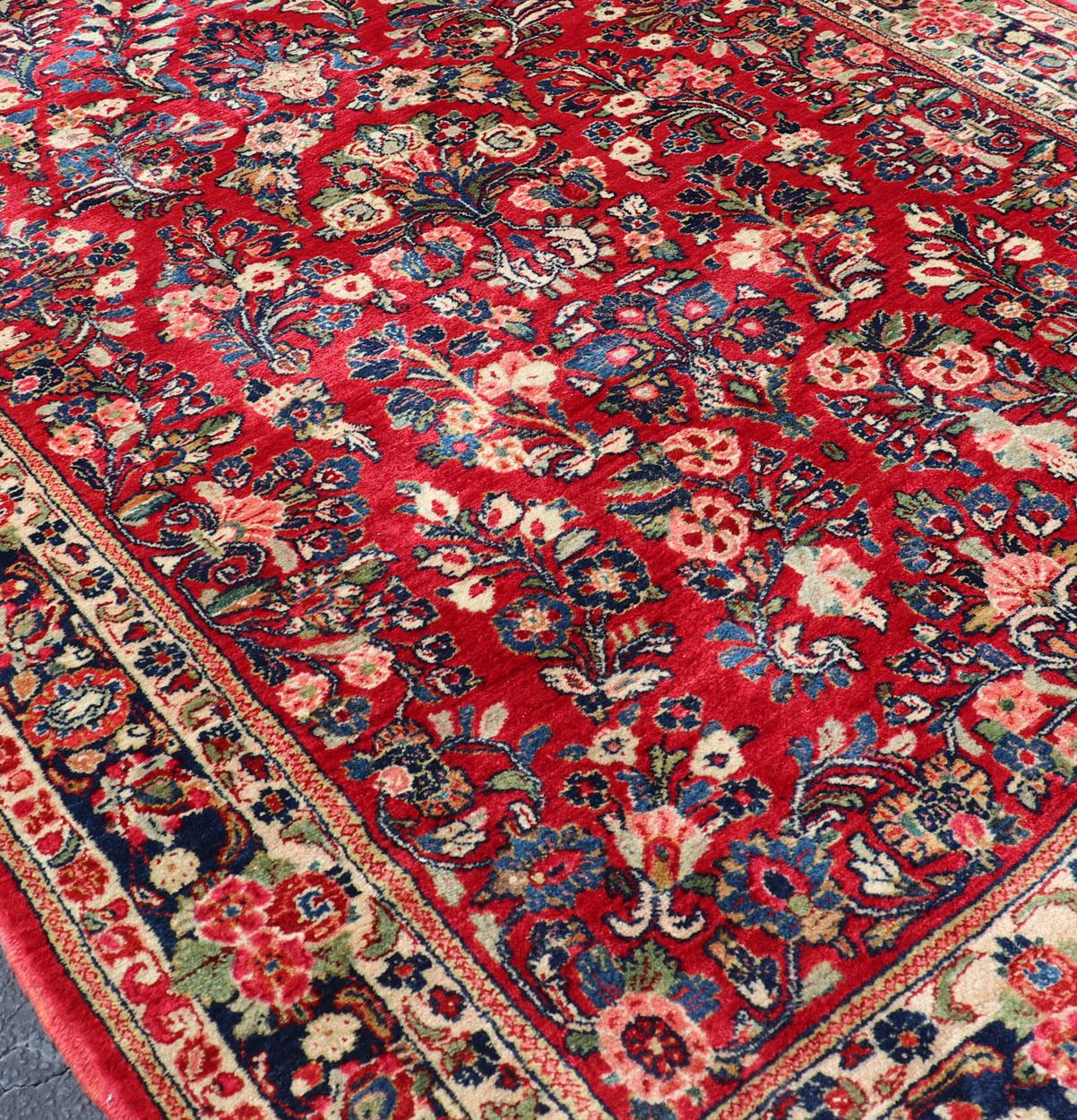Antiker langer Sarouk-Galerie-Läufer mit All-Over-Blumenmuster auf rotem Hintergrund im Angebot 1