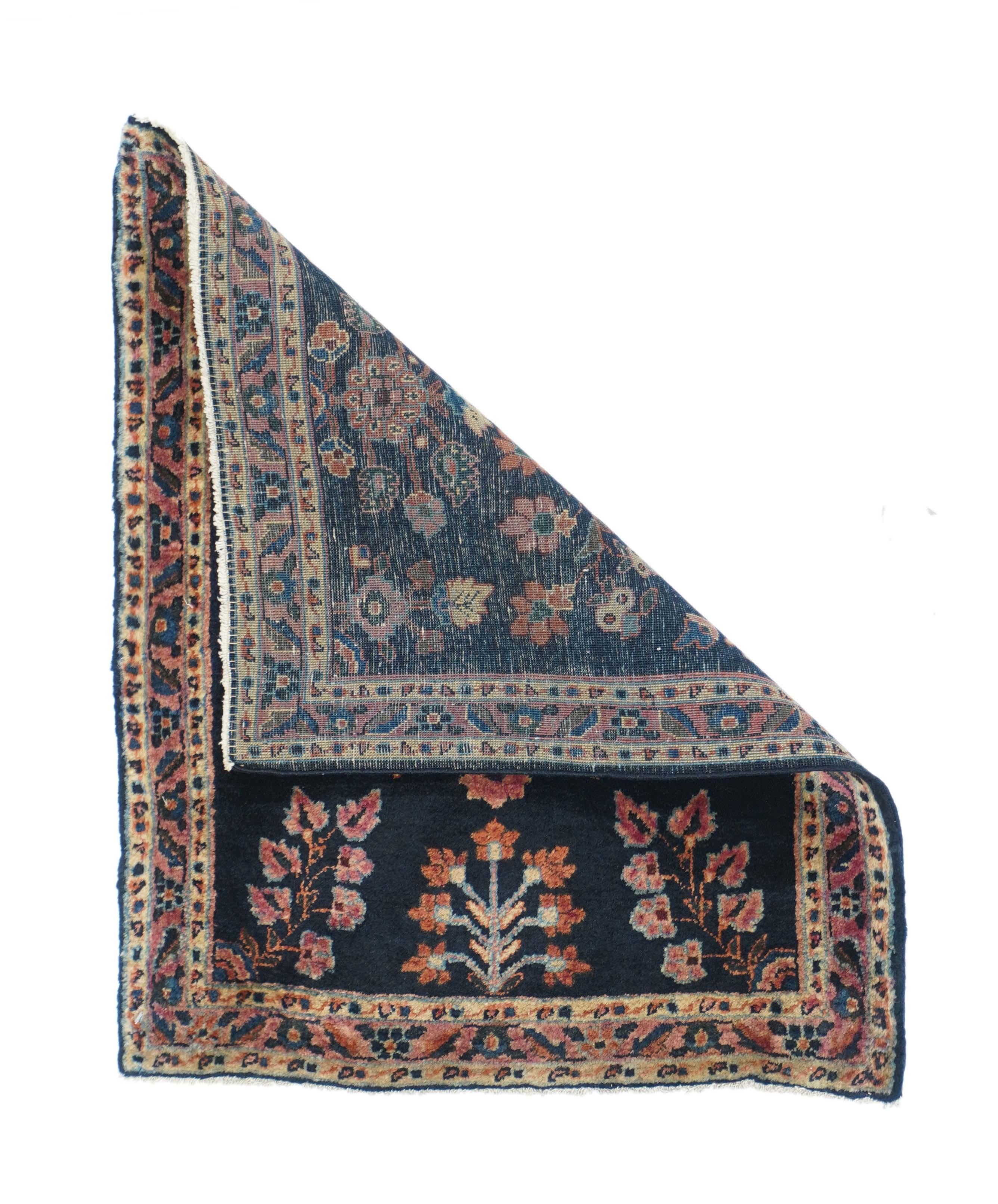 Antiker Sarouk-Teppich 1'11'' x 2'6''. Das marineblaue Feld zeigt ein gerichtetes Muster aus kompletten Blumen, Blüten und Spritzern in Teal-, Ecru-, Rot-, Rost- und Grüntönen. Auf Baumwolle, gut gewebter Dorfteppich. Blaue Sarouks werden oft dem