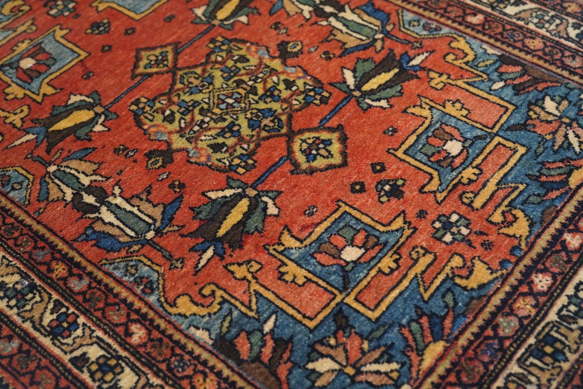 Antiker Sarouk-Teppich 1'11'' x 2'6'' (Persisch) im Angebot