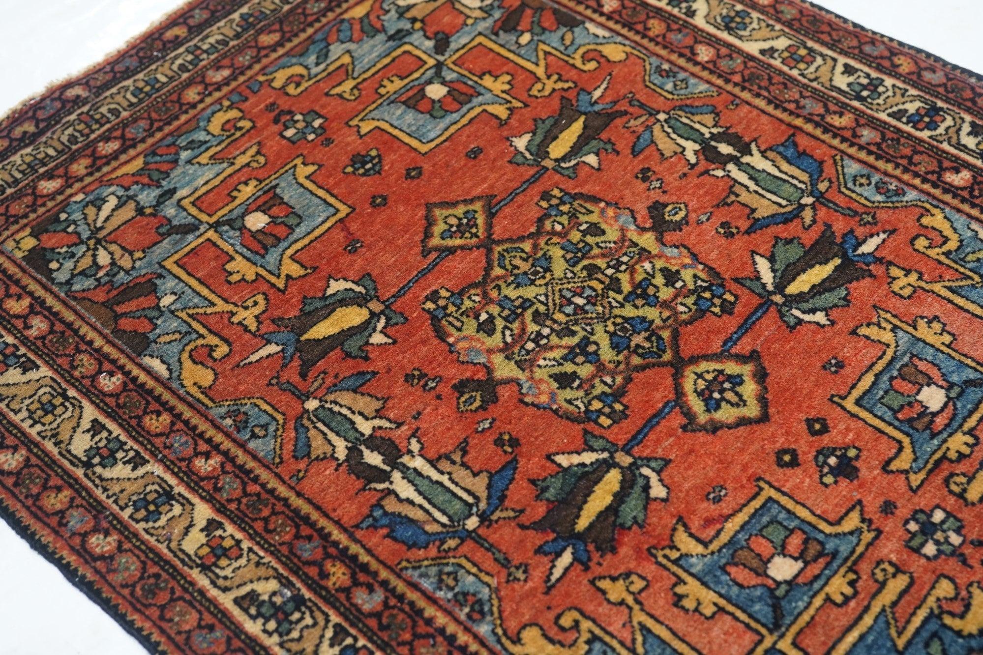 Antiker Sarouk-Teppich 1'11'' x 2'6'' (Handgeknüpft) im Angebot