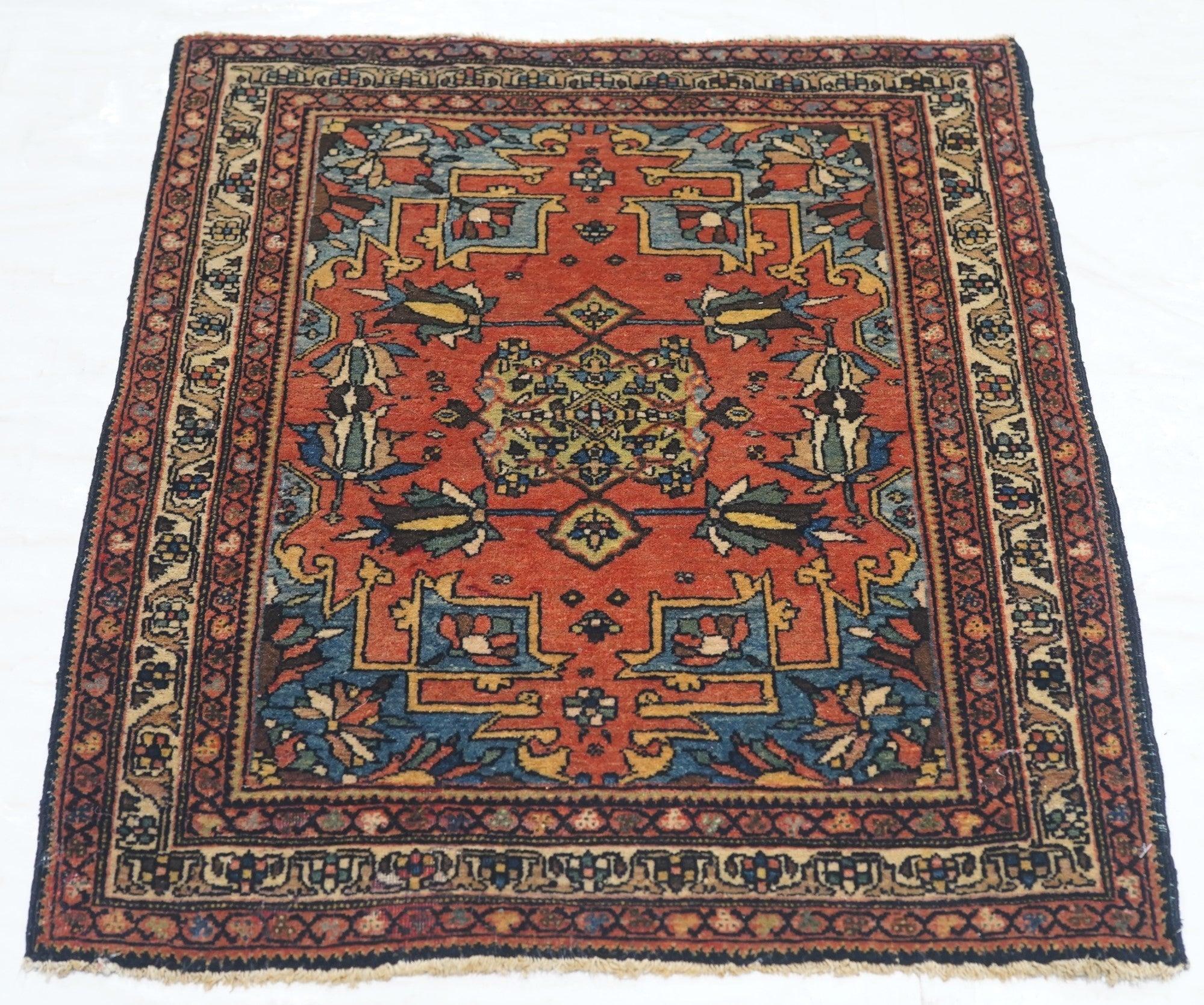 Antiker Sarouk-Teppich 1'11'' x 2'6'' im Zustand „Gut“ im Angebot in New York, NY