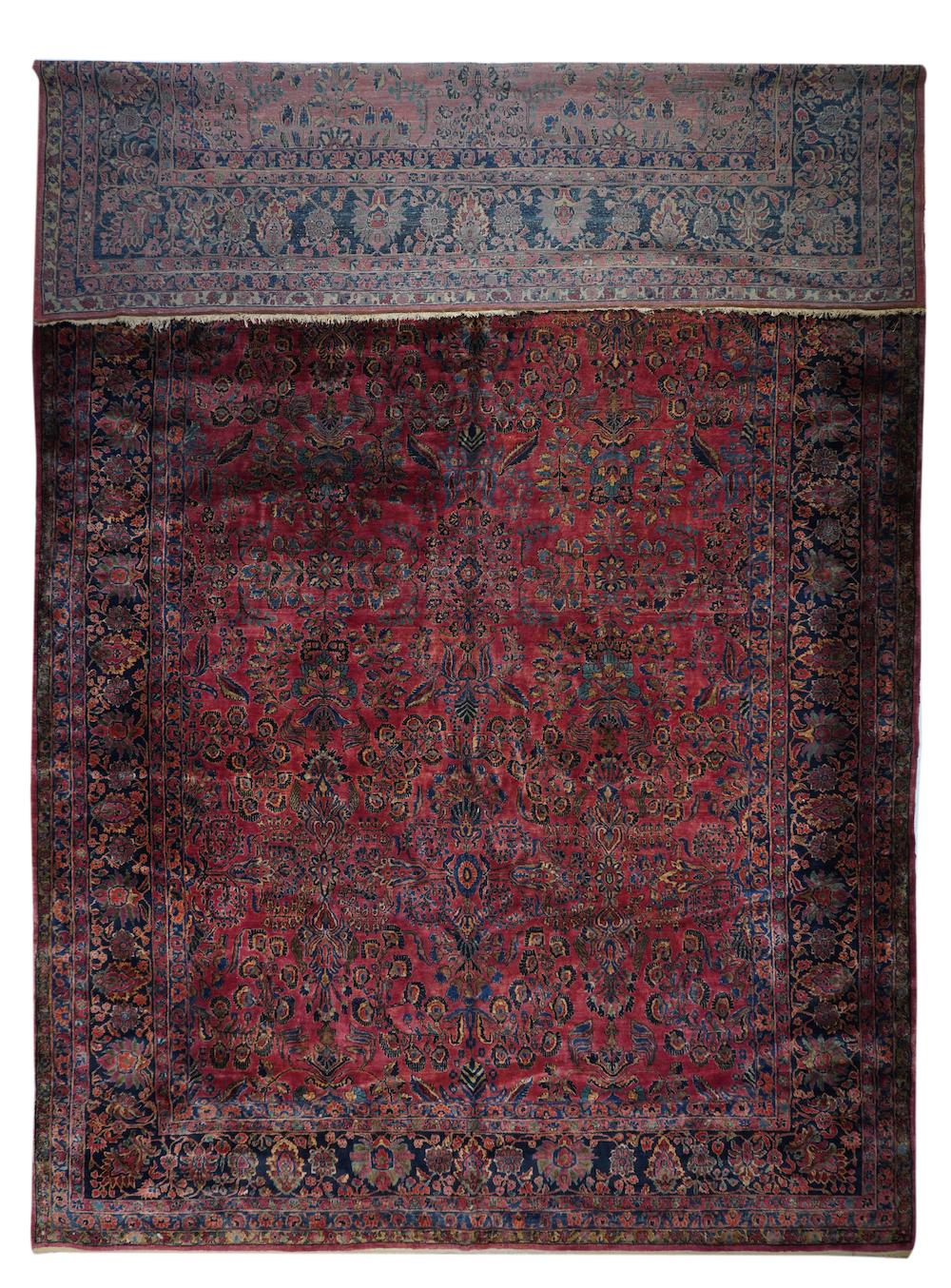 Ce tapis de village ouest-persan solidement tissé présente le motif Sarouk 