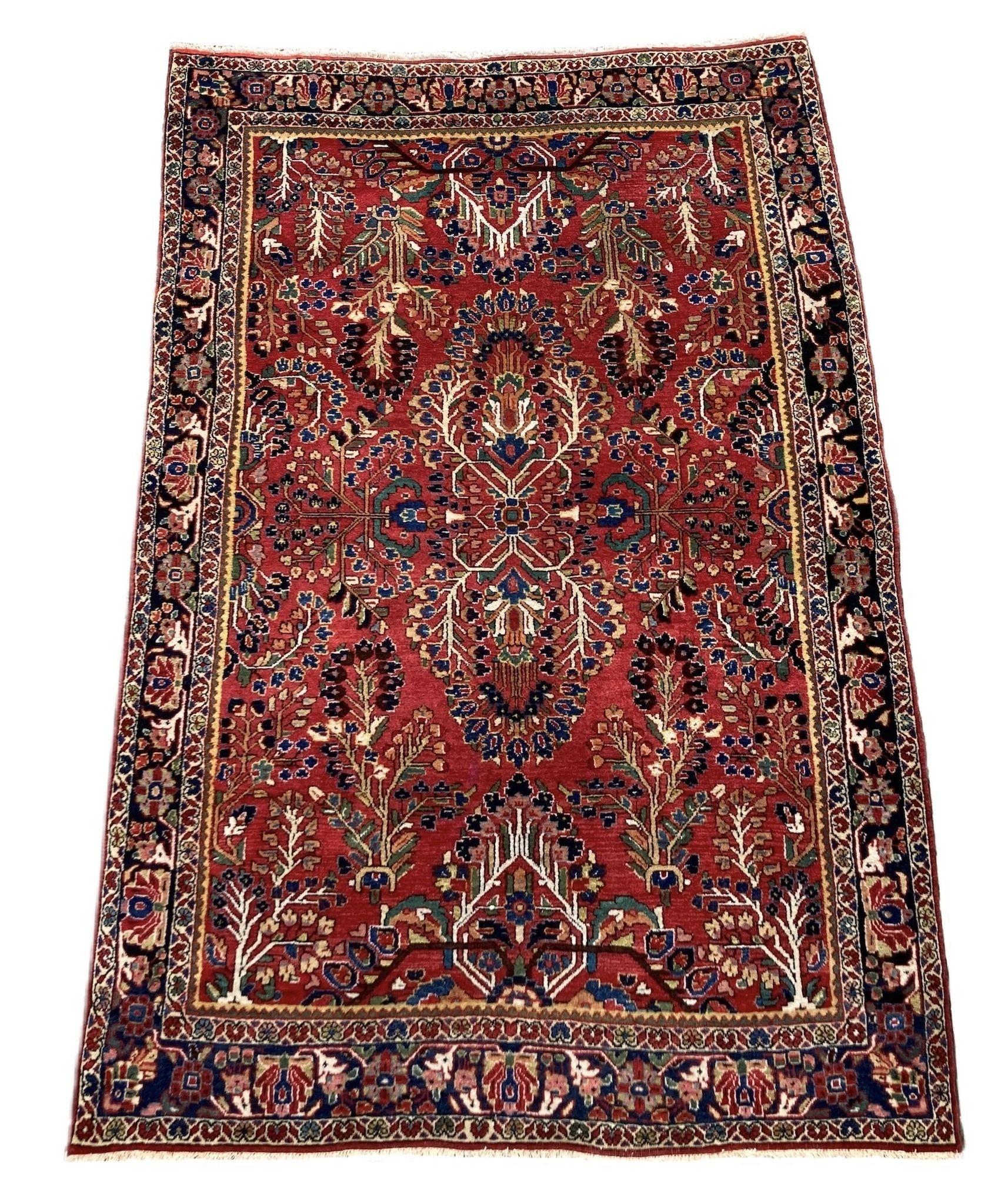Ein fabelhafter antiker Sarouk-Teppich, handgewebt um 1900. Das Design zeigt ein florales Allover-Muster auf einem sattroten Feld und einem tiefen indigoblauen Rand. Fein gewebt mit tollen Sekundärfarben in Rosa, Grün und Blau.
Größe: 1.58m x 1.06m