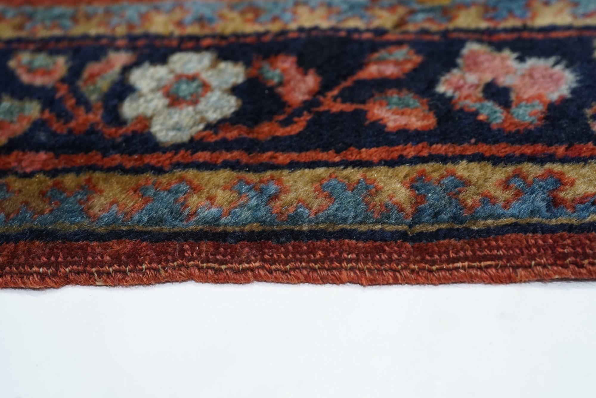 Antique Sarouk Rug In Good Condition For Sale In New York, NY