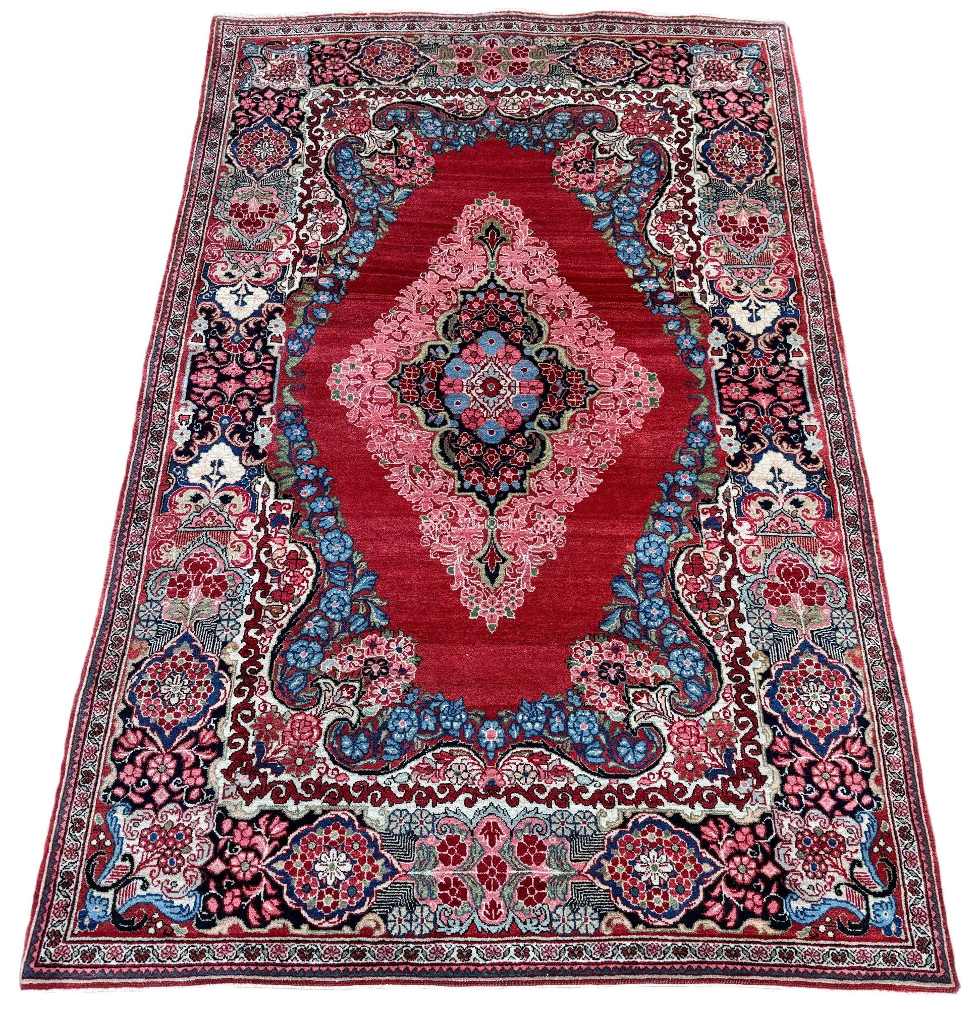 Ein fabelhafter antiker Sarouk-Teppich, gewebt um 1930. Das Design zeigt ein rautenförmiges Medaillon aus miteinander verbundenen Blumen auf einem offenen roten Feld. Fein gewebt mit hochwertiger Wolle und wunderschönen Sekundärfarben, darunter