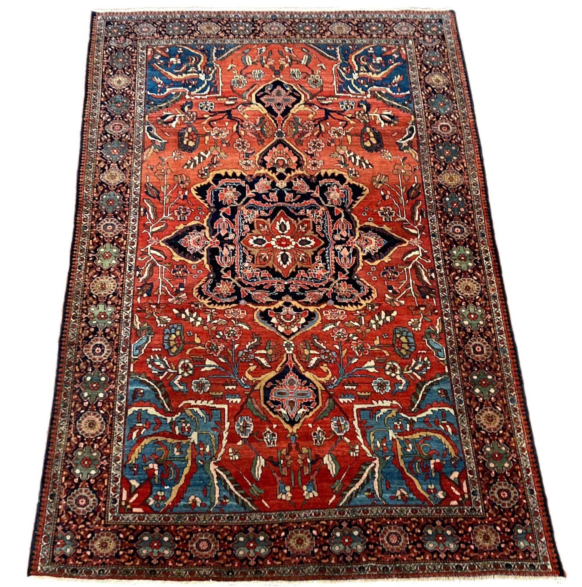 Ein außergewöhnlicher antiker Sarouk-Teppich, handgewebt um 1900 mit einem klassischen Blumenmedaillon auf einem schönen Terrakotta-Feld und einer indigoblauen Bordüre. Fein gewebt mit großartiger Wolle und fabelhaften Sekundärfarben, insbesondere
