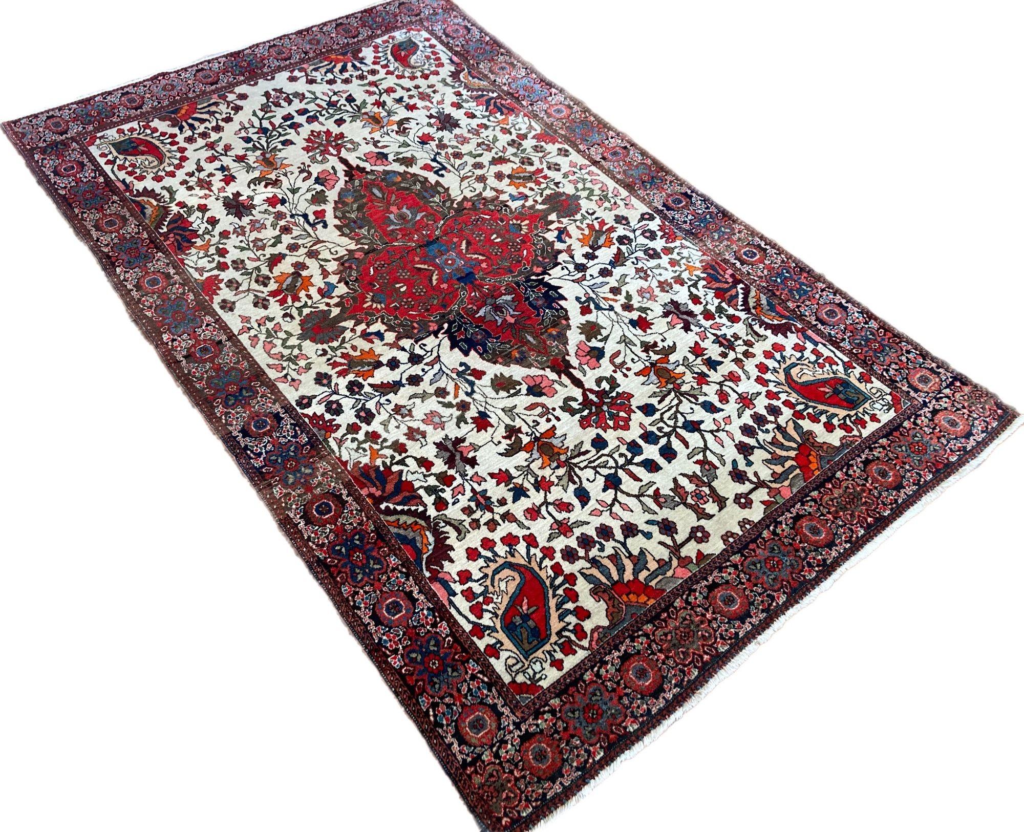Antique Sarouk Rug 1.98m X 1.27m In Good Condition For Sale In St. Albans, GB