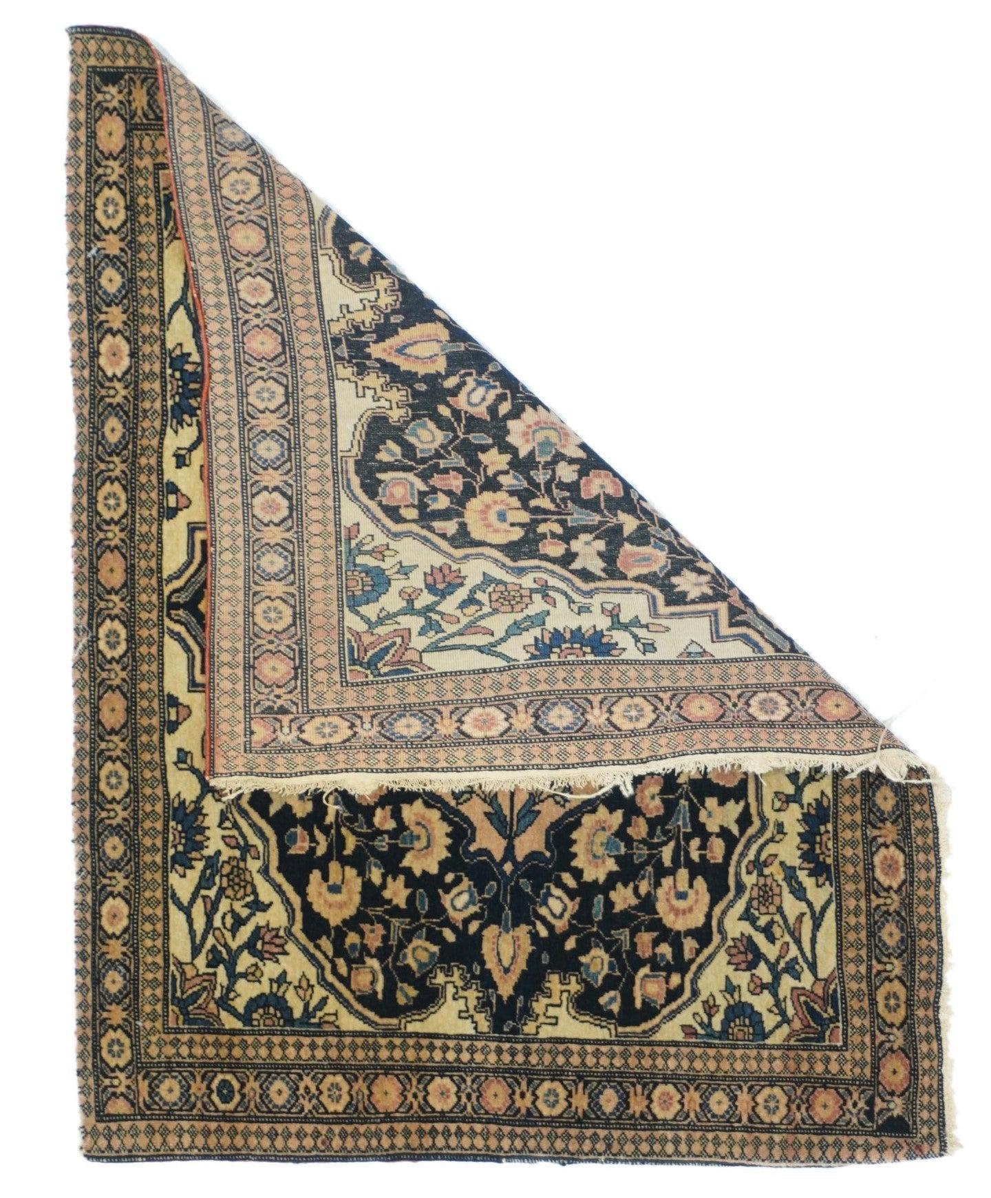 Antiker Sarouk-Teppich 2'1'' x 2'9''. Die in der Gegend von Arak/Sultanabad zwischen 1880 und 1910 hergestellten Streu- und raumgroßen Stücke mit fester und lederartiger, gut gewebter Textur und in kräftigen Rot-, Marine- und Ecru-Tönen, meist in