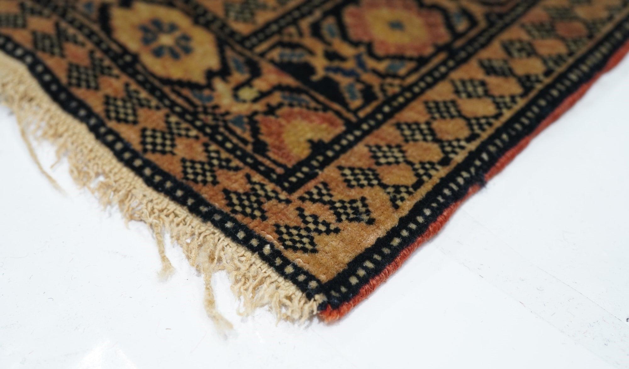 Antiker Sarouk-Teppich 2'1'' x 2'9'' (Persisch) im Angebot