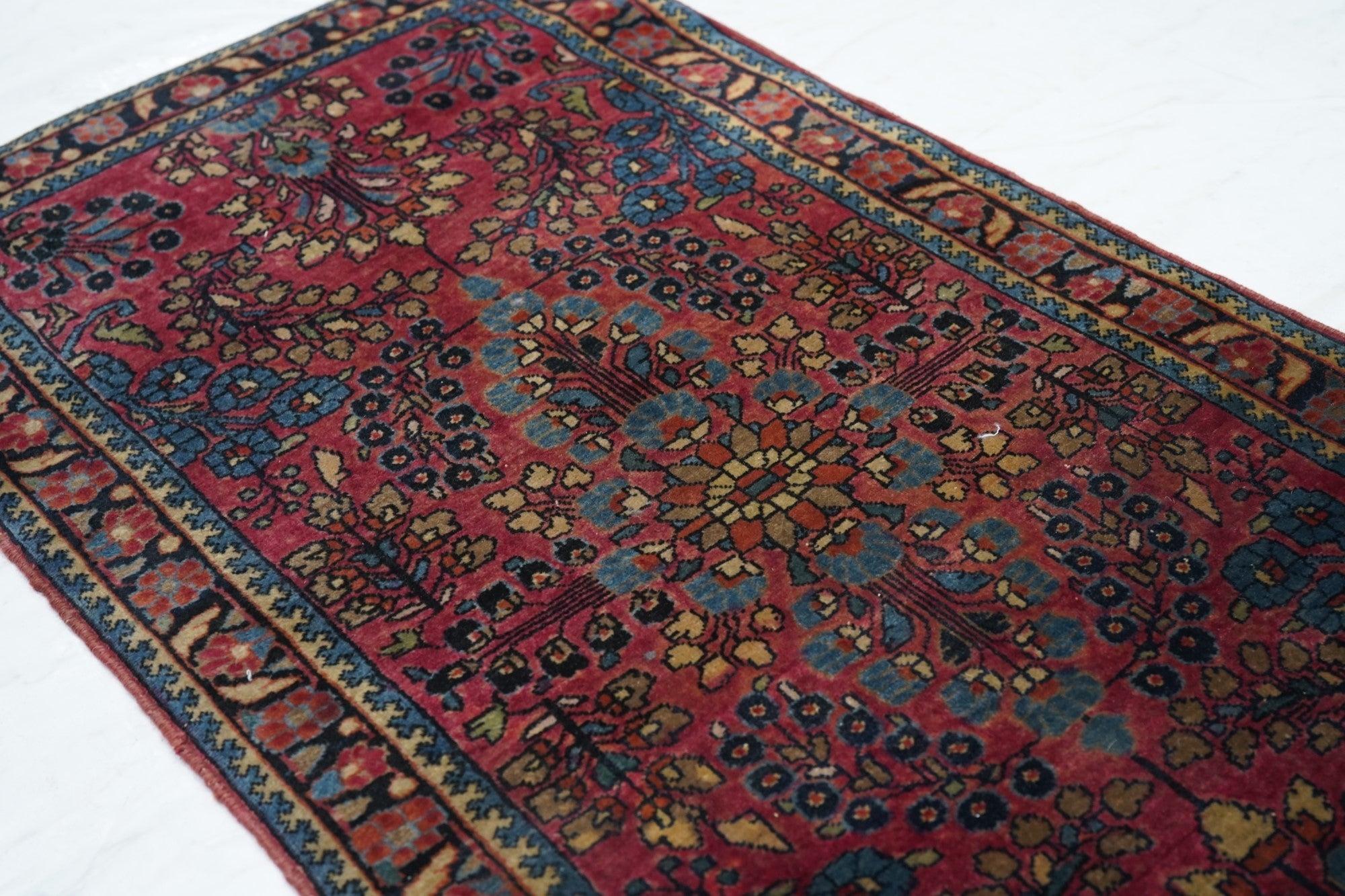 Antiker Sarouk-Teppich 2'2'' x 4'1'' im Zustand „Gut“ im Angebot in New York, NY