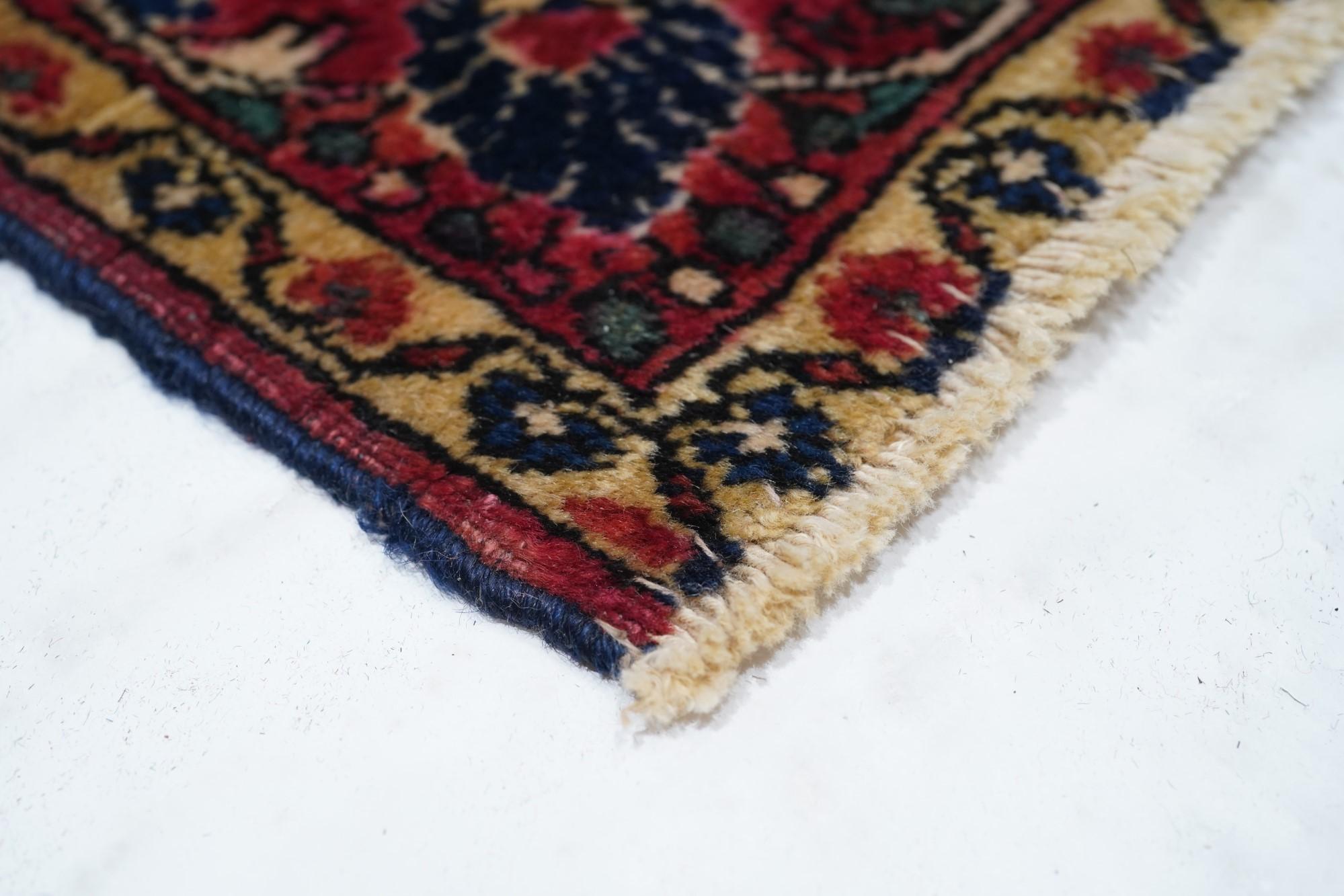 Antiker Sarouk-Teppich 3'4'' x 4'8'' (Persisch) im Angebot