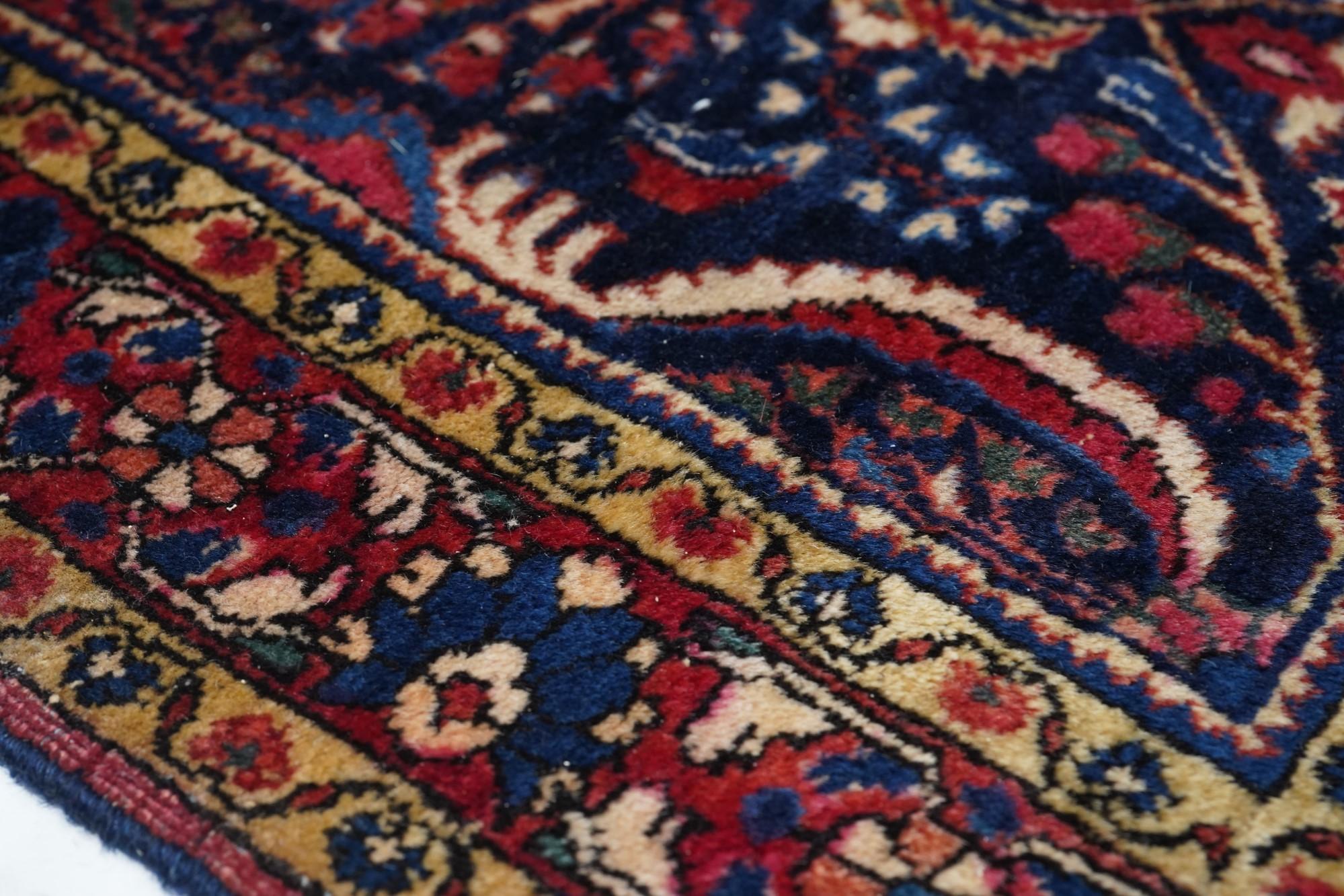 Antiker Sarouk-Teppich 3'4'' x 4'8'' im Zustand „Gut“ im Angebot in New York, NY