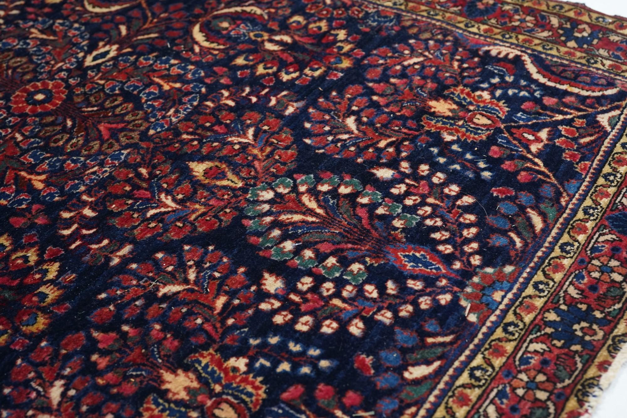 Antiker Sarouk-Teppich 3'4'' x 4'8'' (Frühes 20. Jahrhundert) im Angebot