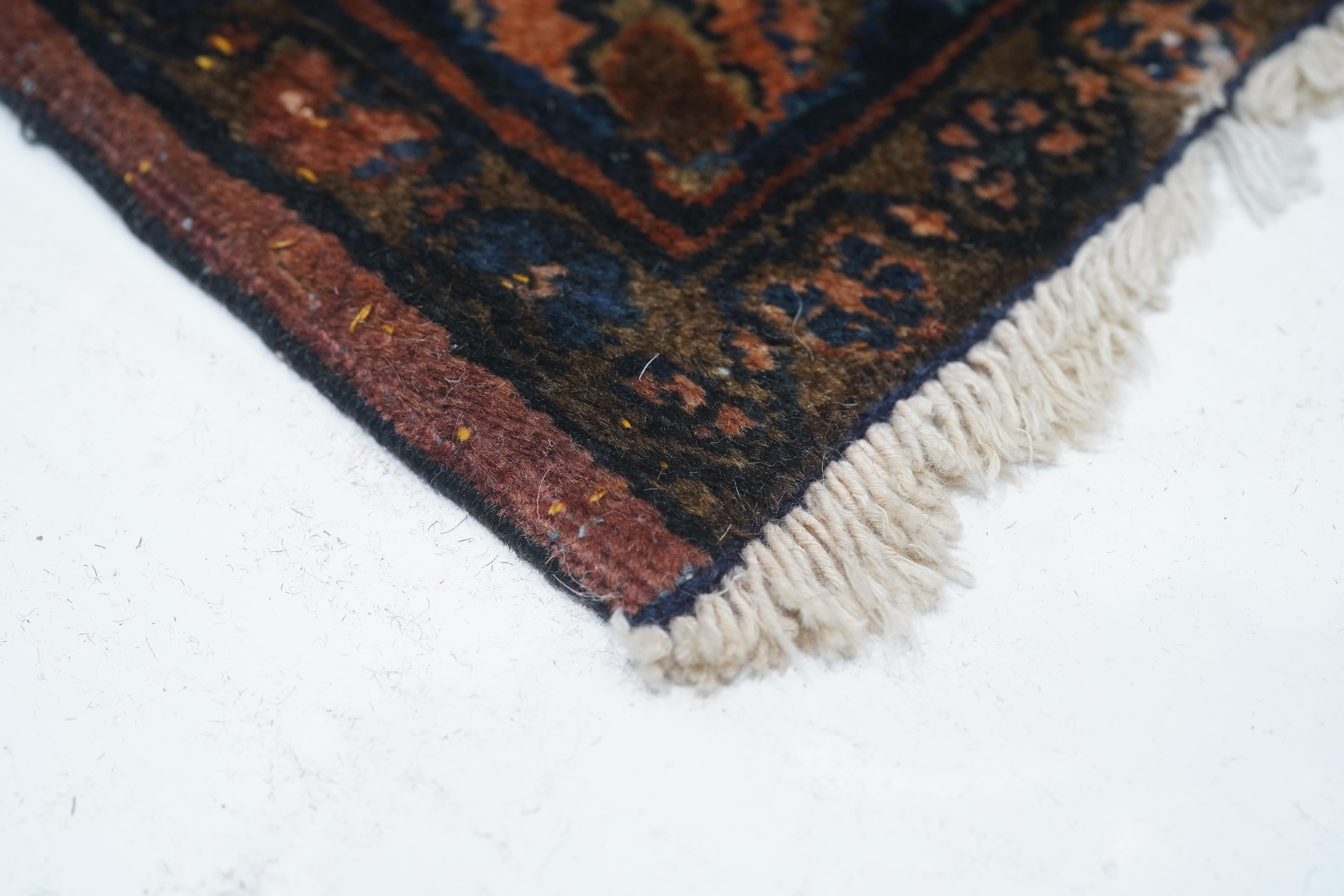 Antiker Sarouk-Teppich 4'0'' x 7'6'' im Zustand „Gut“ im Angebot in New York, NY