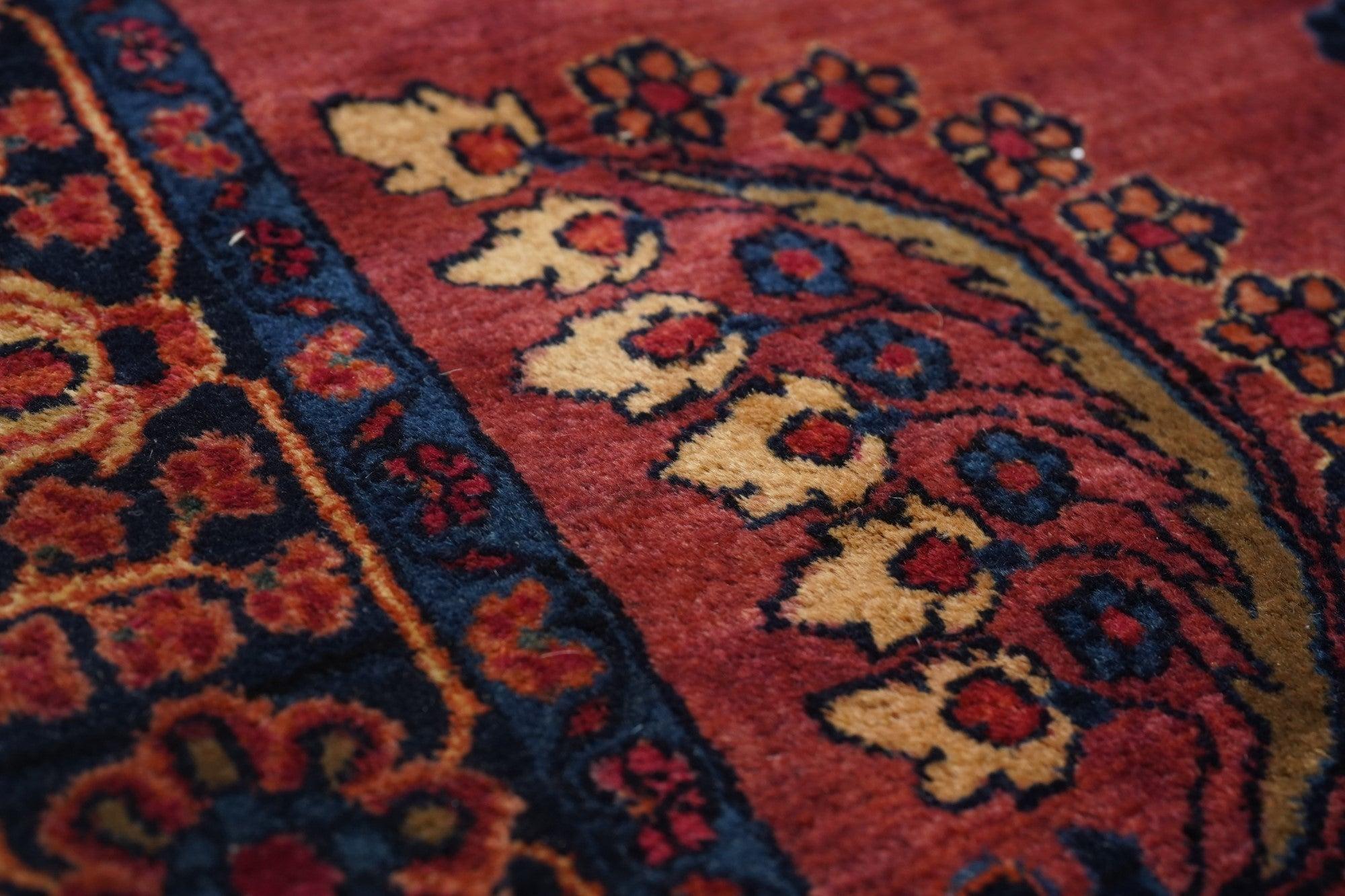 Antiker Sarouk-Teppich 4'1'' x 6'5'' im Zustand „Gut“ im Angebot in New York, NY