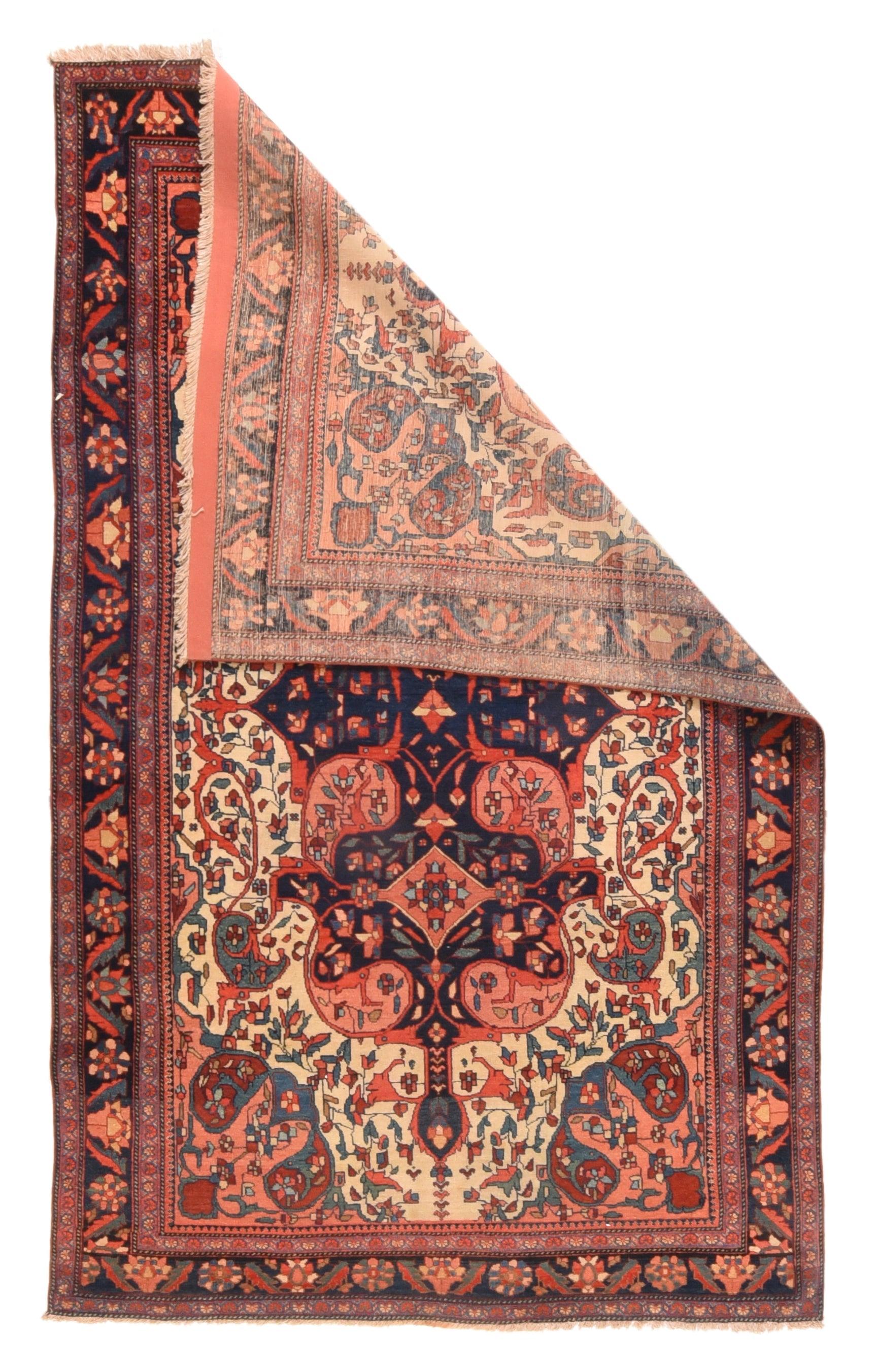 Antiker Sarouk-Teppich 4'1'' x 6'9''. Diese gut erhaltene, fein geknüpfte westpersische Dorfstreuung zeigt ein sandfarbenes Elfenbeinfeld, das ein hohes zusammengesetztes Medaillon mit zwei Modulen trägt, die durch je vier fette botehs auf