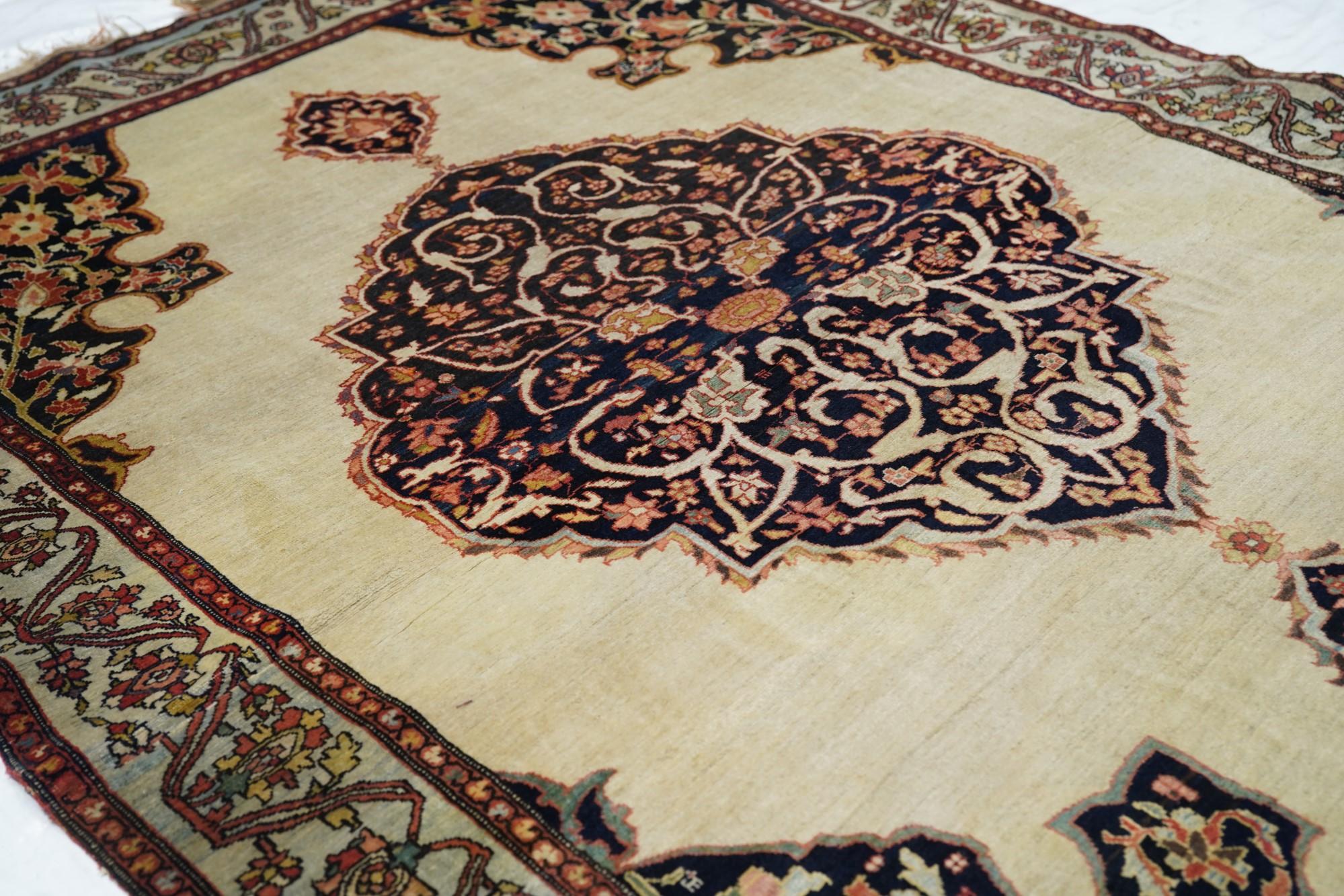 Antiker Sarouk-Teppich im Zustand „Hervorragend“ im Angebot in New York, NY