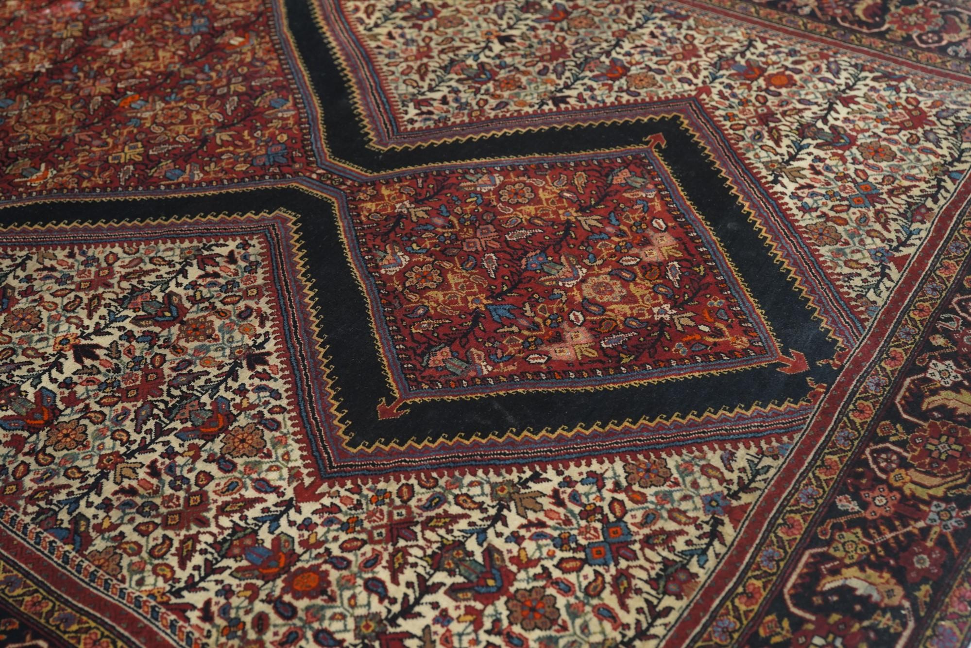 Late 19th Century Antique Sarouk Rug For Sale