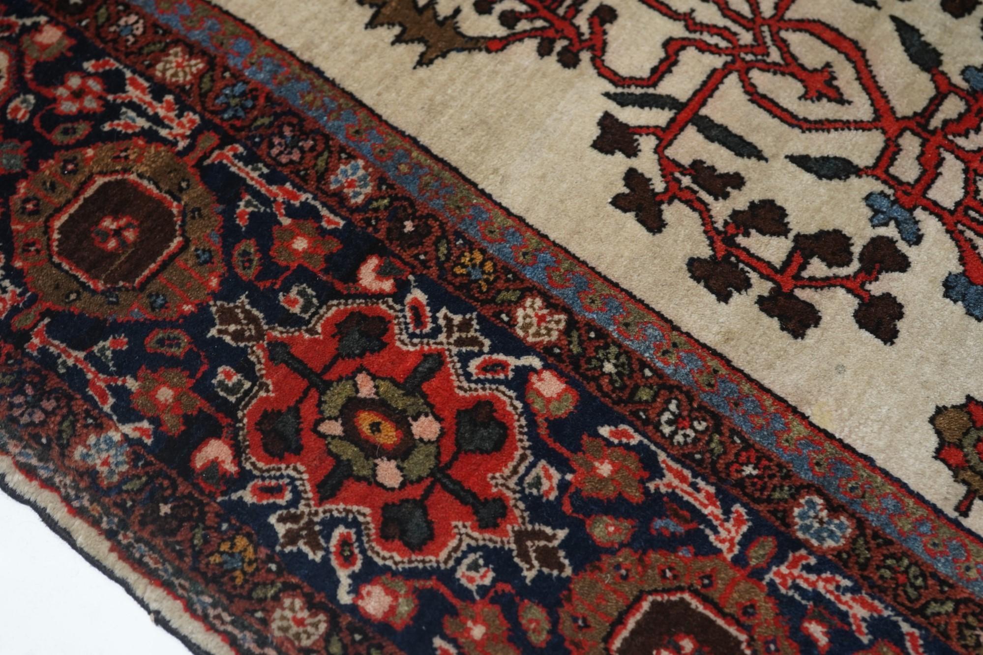Antique Sarouk Rug 4'3'' x 6'5'' In Excellent Condition For Sale In New York, NY