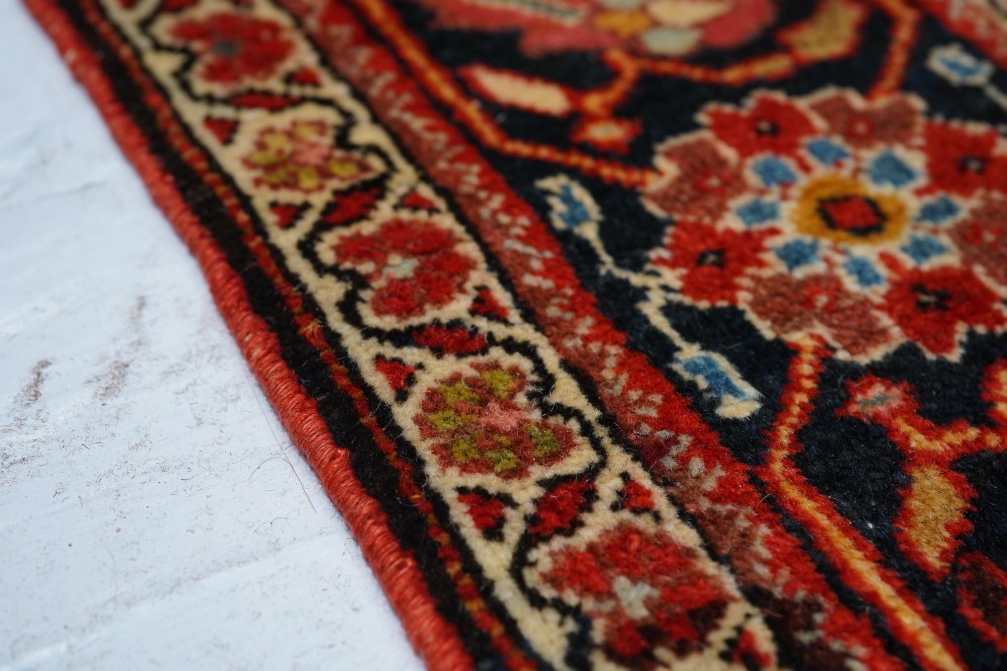 Antique Sarouk Rug 4'7'' x 6'4'' In Excellent Condition For Sale In New York, NY