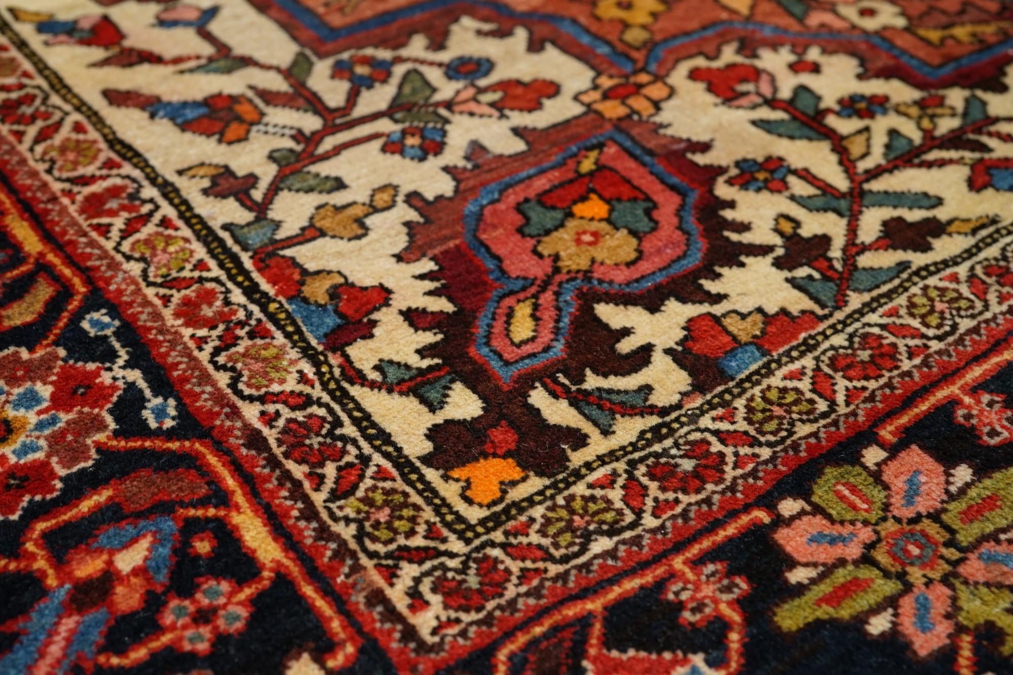 Antique Sarouk Rug 4'7'' x 6'4'' For Sale 1