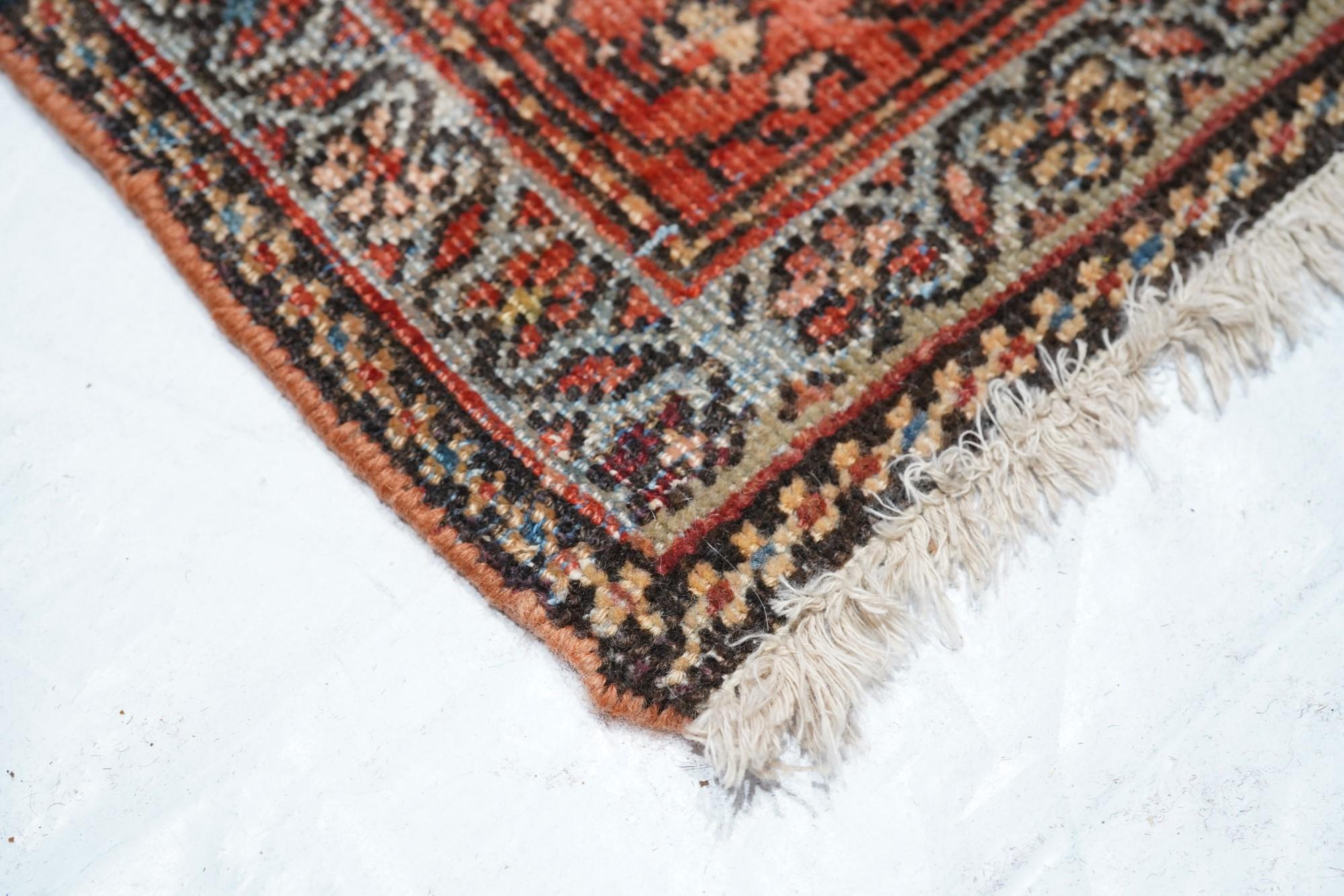 Antiker Sarouk-Teppich (Asiatisch) im Angebot