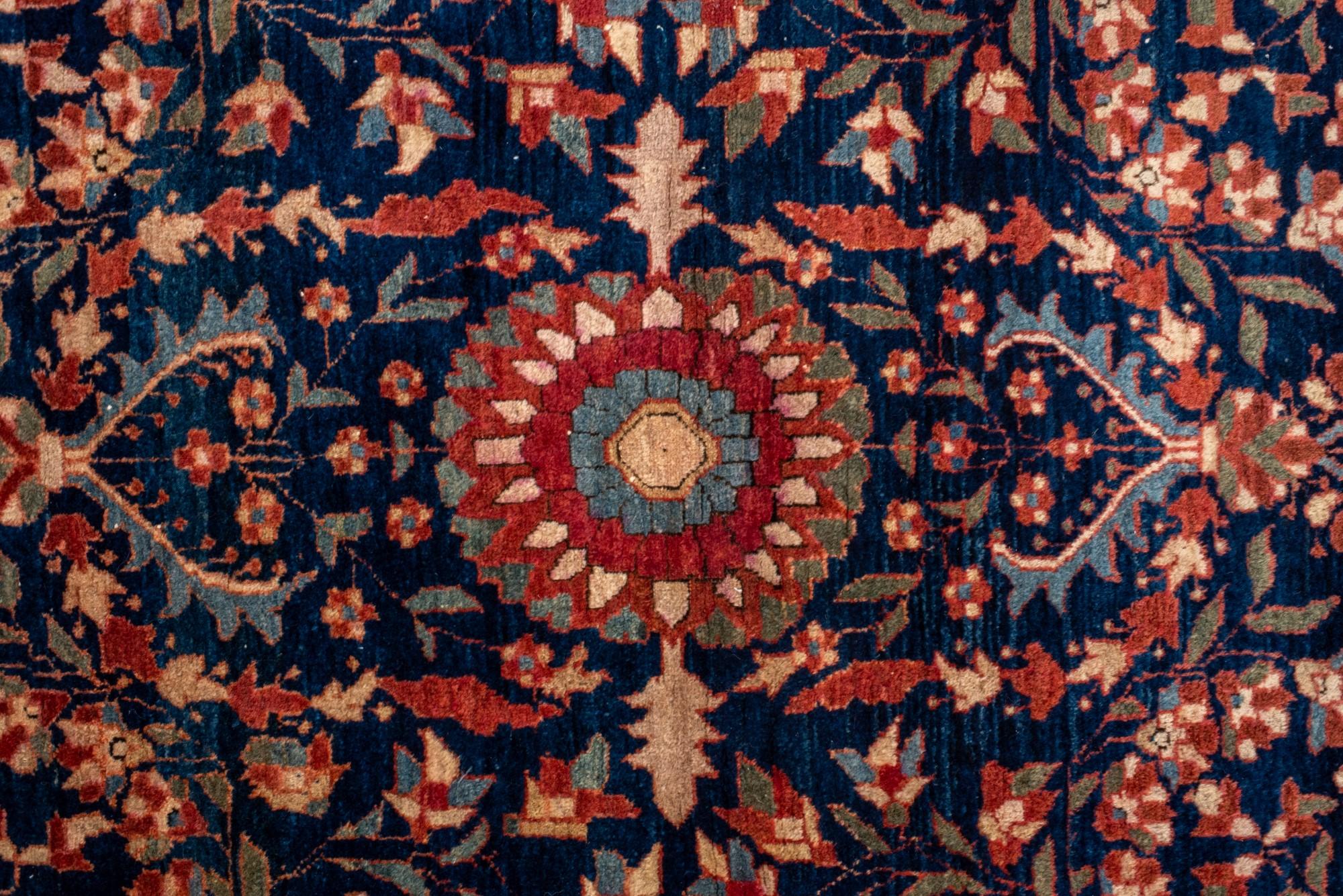 Noué à la main Tapis Sarouk ancien avec un champ de marine, bordure rouge et médaillon rond en vente