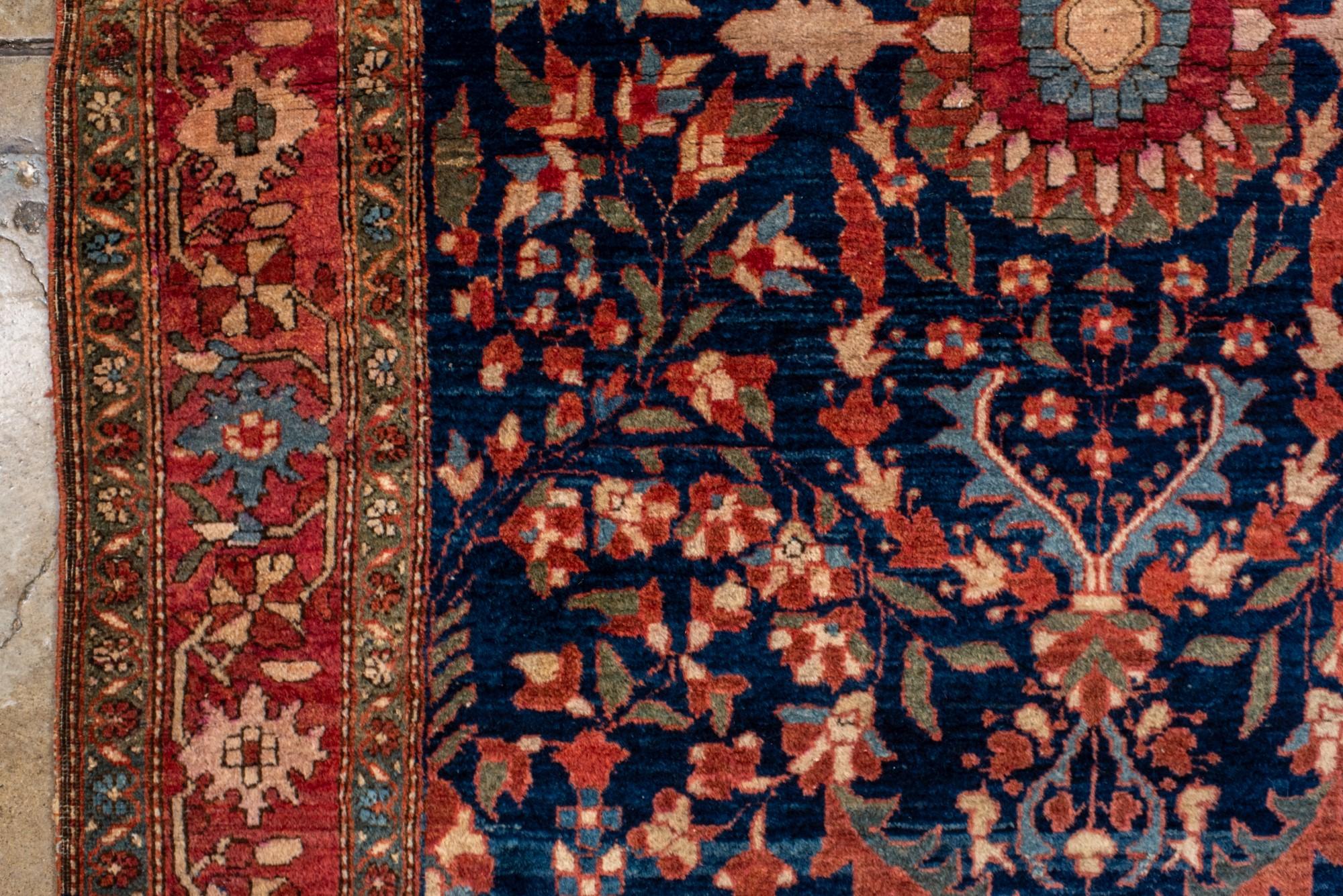 Tapis Sarouk ancien avec un champ de marine, bordure rouge et médaillon rond Bon état - En vente à New York, NY