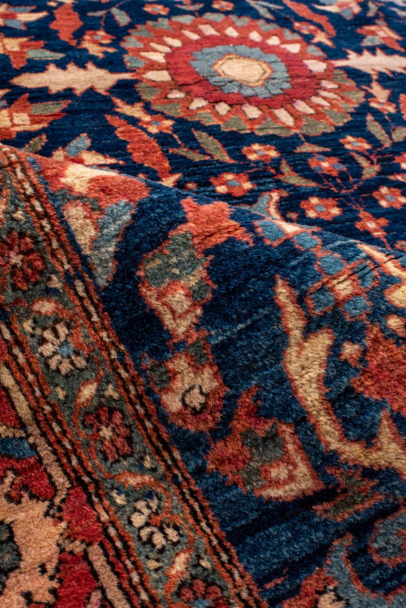 Laine Tapis Sarouk ancien avec un champ de marine, bordure rouge et médaillon rond en vente