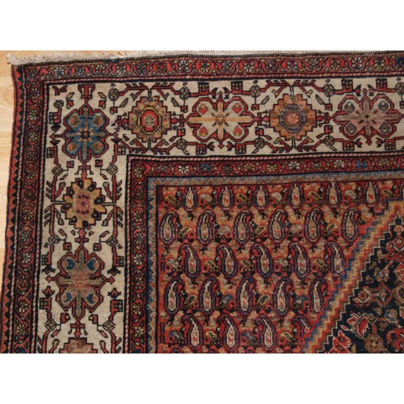 Antique Sarouk Rug with Central Medallion In Good Condition For Sale In Moreton-In-Marsh, GB