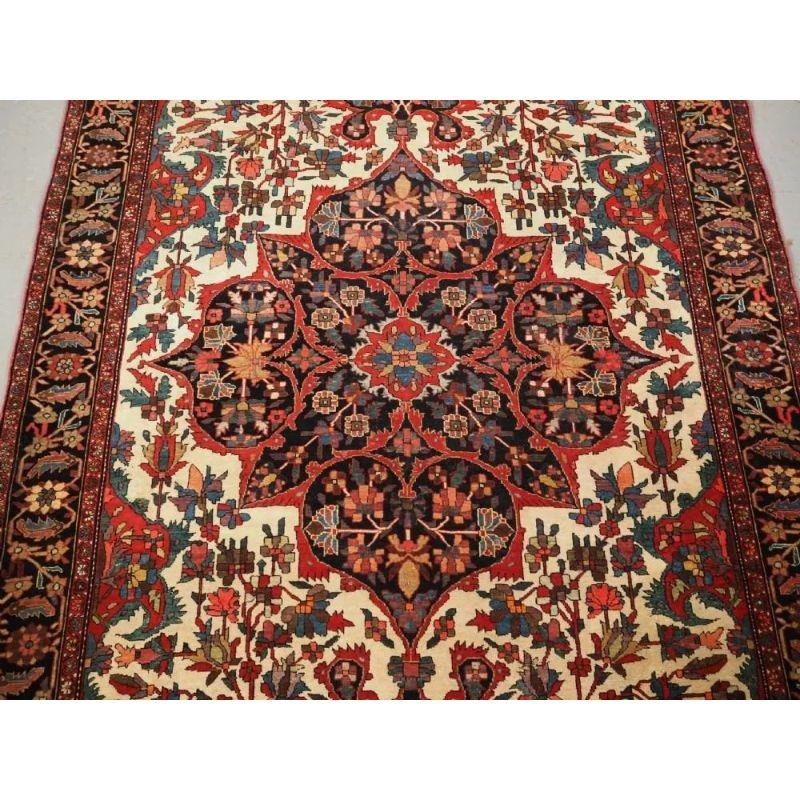 Antique Sarouk Rug with Classic Floral Medallion, circa 1900/20 In Good Condition For Sale In Moreton-In-Marsh, GB