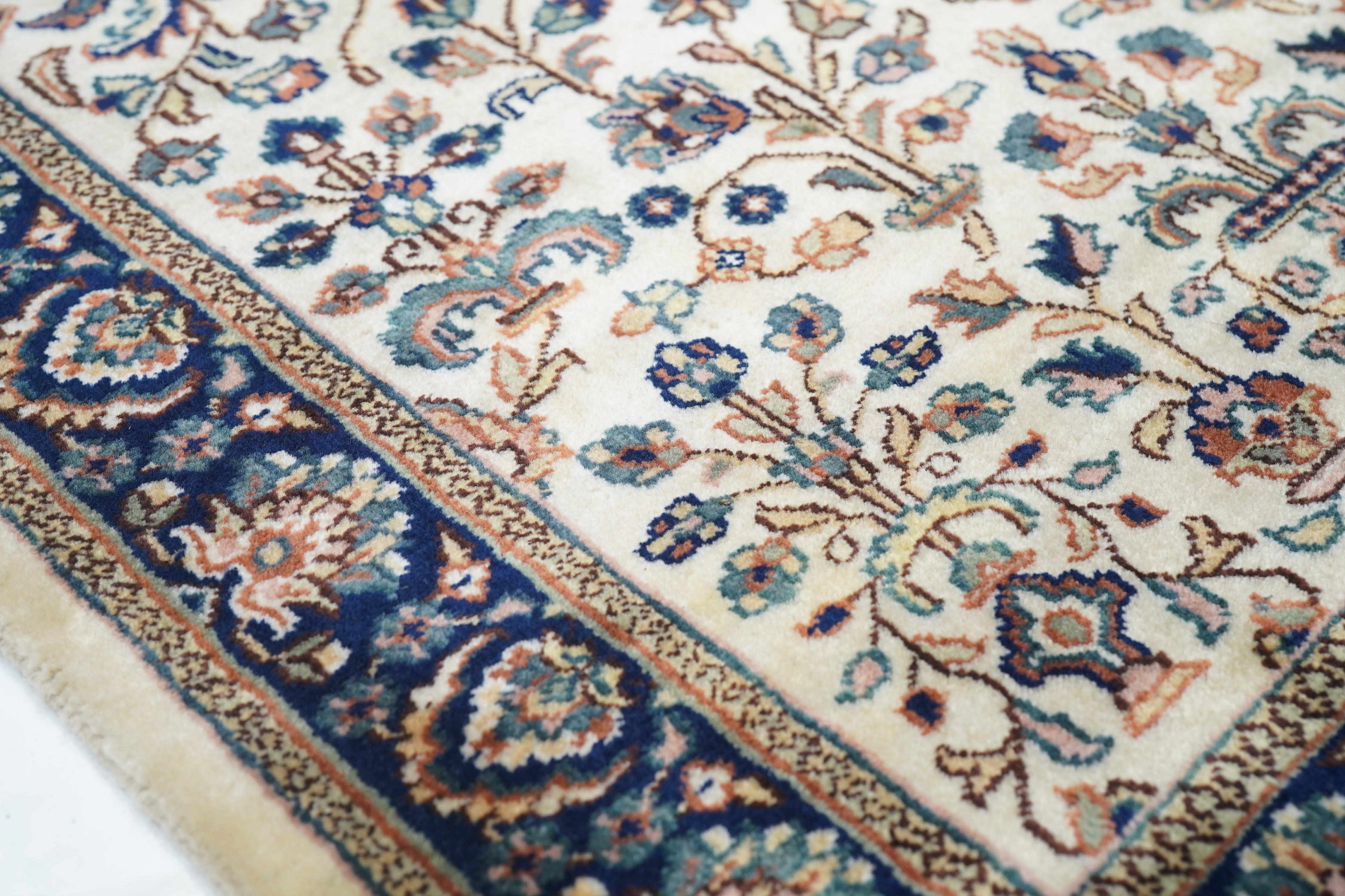 Antiker Sarouk-Läufer 2'8'' x 8'2'' (Handgeknüpft) im Angebot