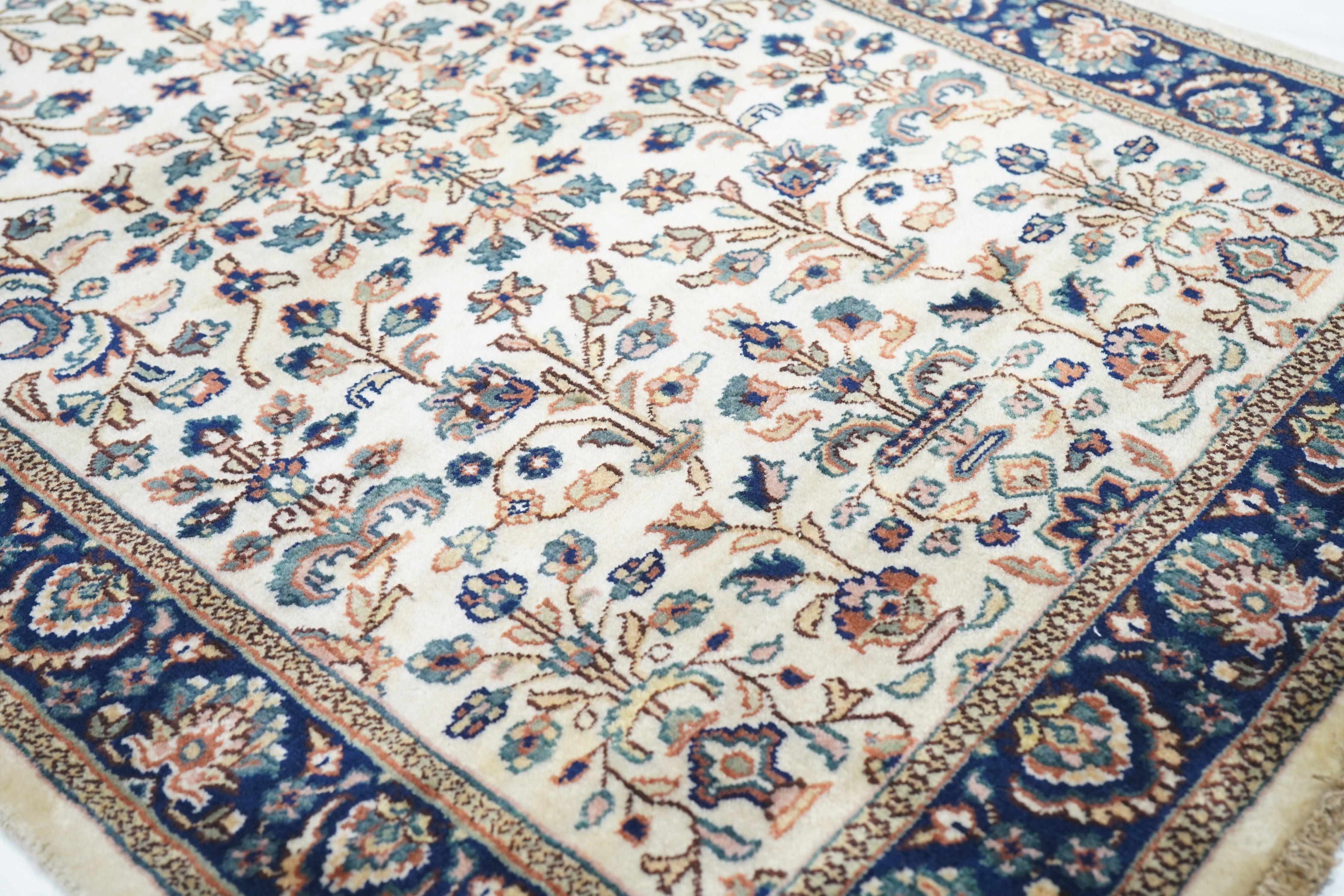 Antiker Sarouk-Läufer 2'8'' x 8'2'' im Zustand „Gut“ im Angebot in New York, NY