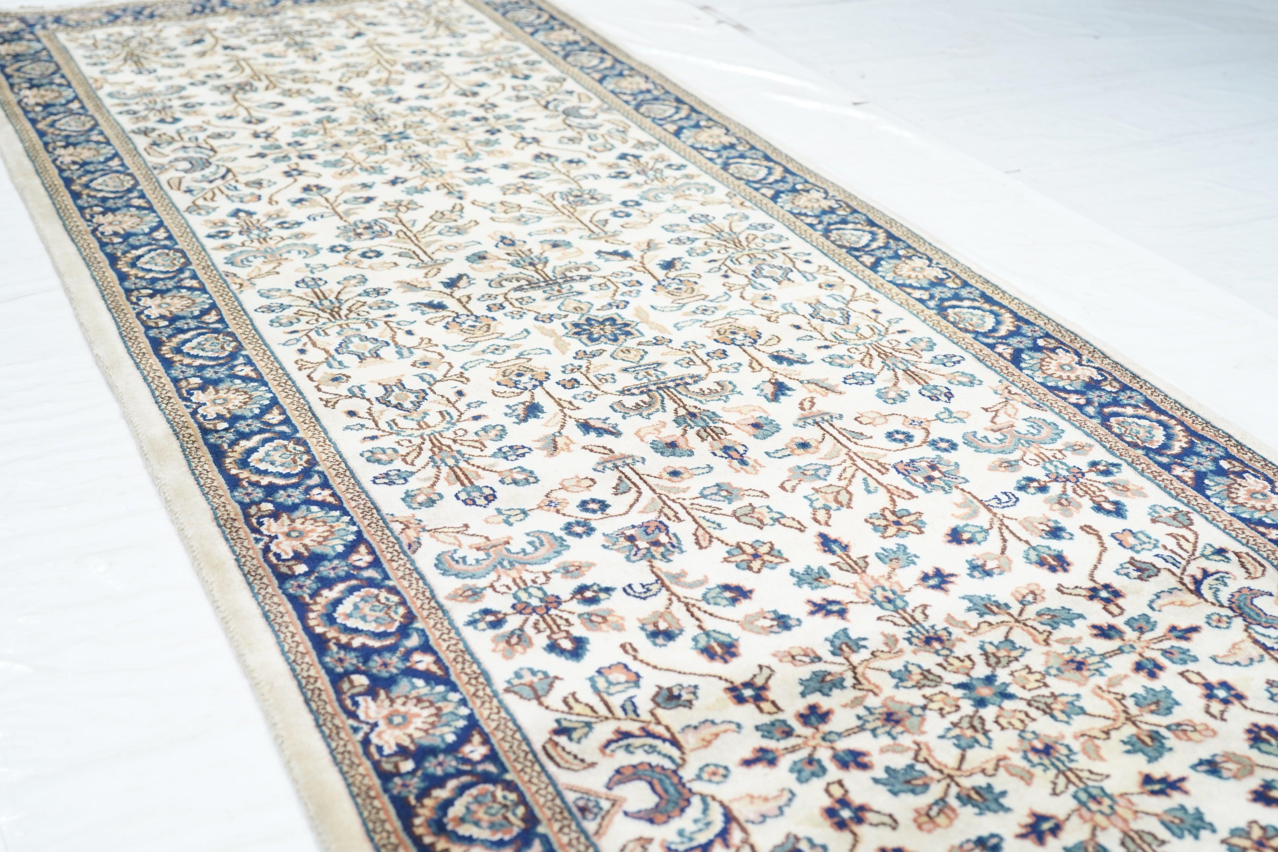 Antiker Sarouk-Läufer 2'8'' x 8'2'' (20. Jahrhundert) im Angebot