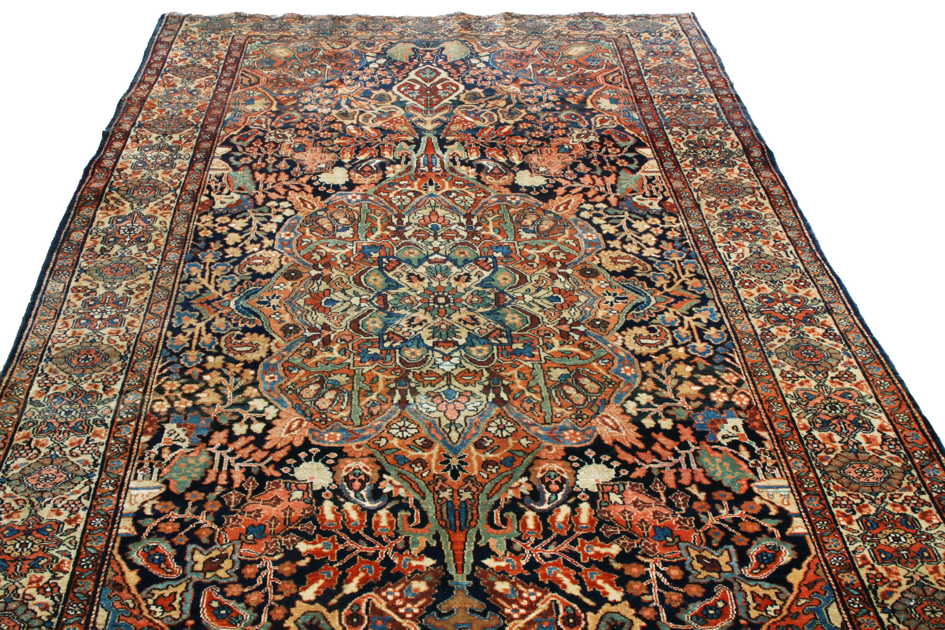 Dieser antike Sarouk-Perserteppich wurde zwischen 1880 und 1890 mit hochwertiger Wolle aus Persien handgeknüpft und weist eine der interessantesten Mustervielfalt und Farbgebung seiner Familie auf. Er ist in Erdtönen und kräftigen Orange-, Schwarz-,