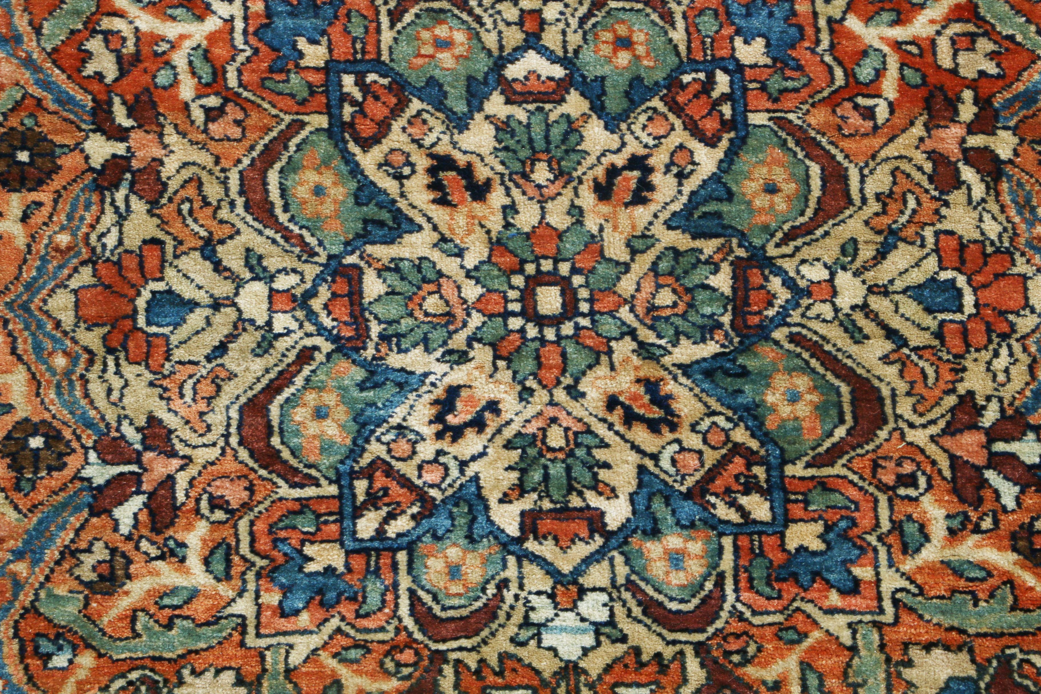 Noué à la main Tapis persan traditionnel antique Sarouk en laine marron doré par Rug & Kilim en vente