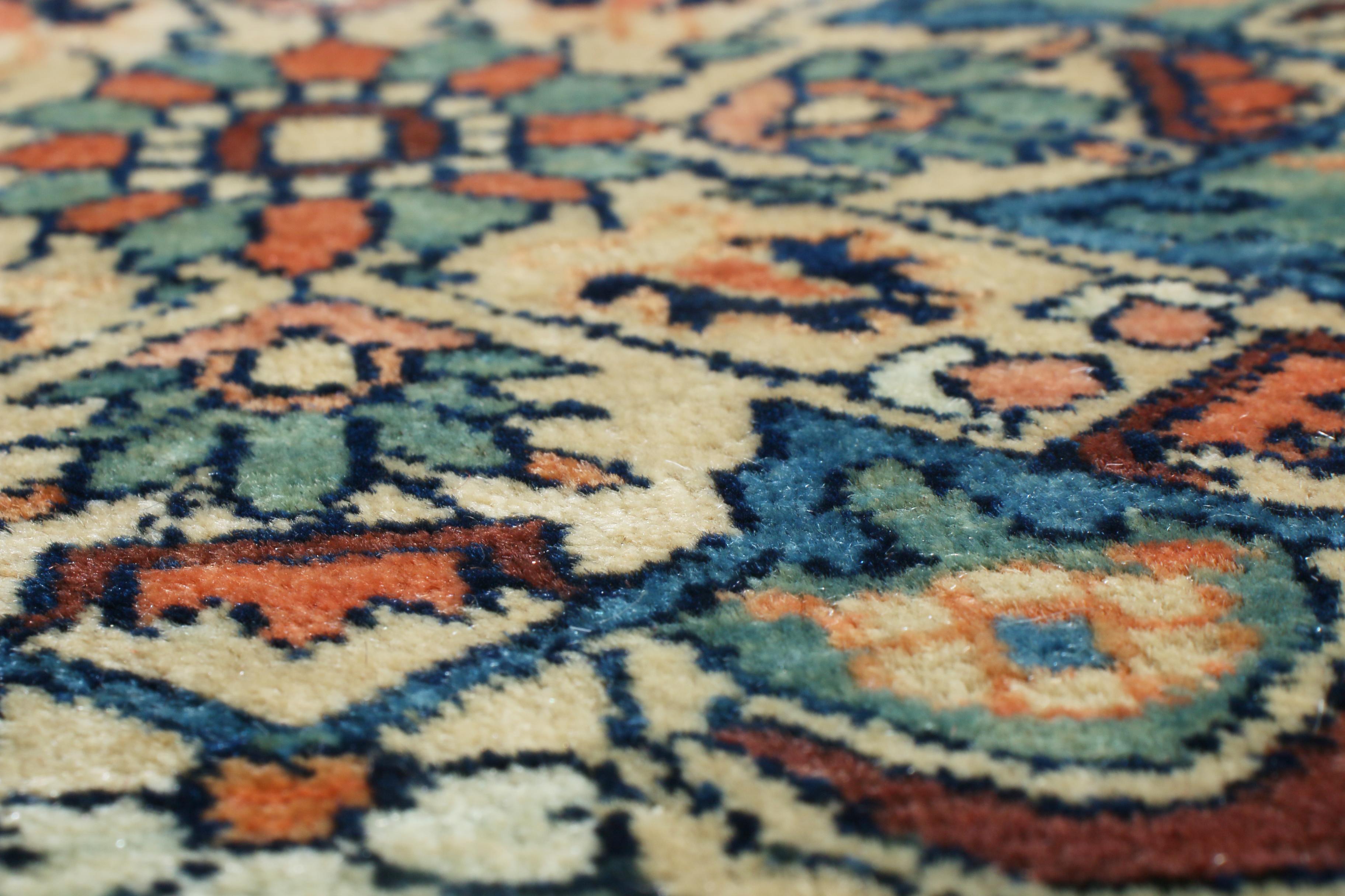 Antiker antiker persischer Sarouk-Teppich aus goldbrauner Wolle von Teppich & Kelim im Zustand „Gut“ im Angebot in Long Island City, NY