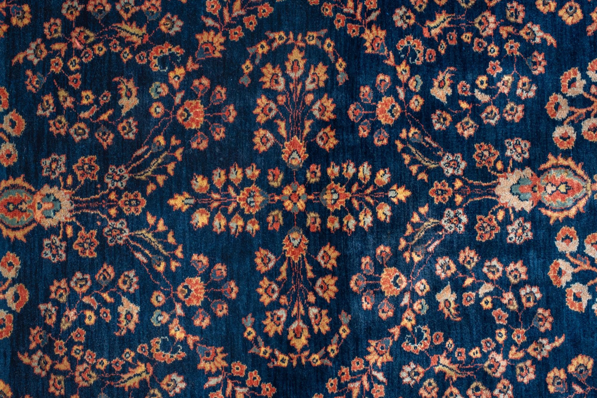 Sarouk antiguo con fondo azul marino y borde rojo Anudado a mano en venta