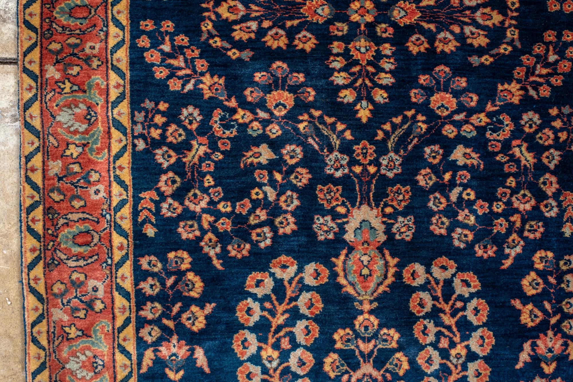 Sarouk antiguo con fondo azul marino y borde rojo en Bueno estado para la venta en New York, NY
