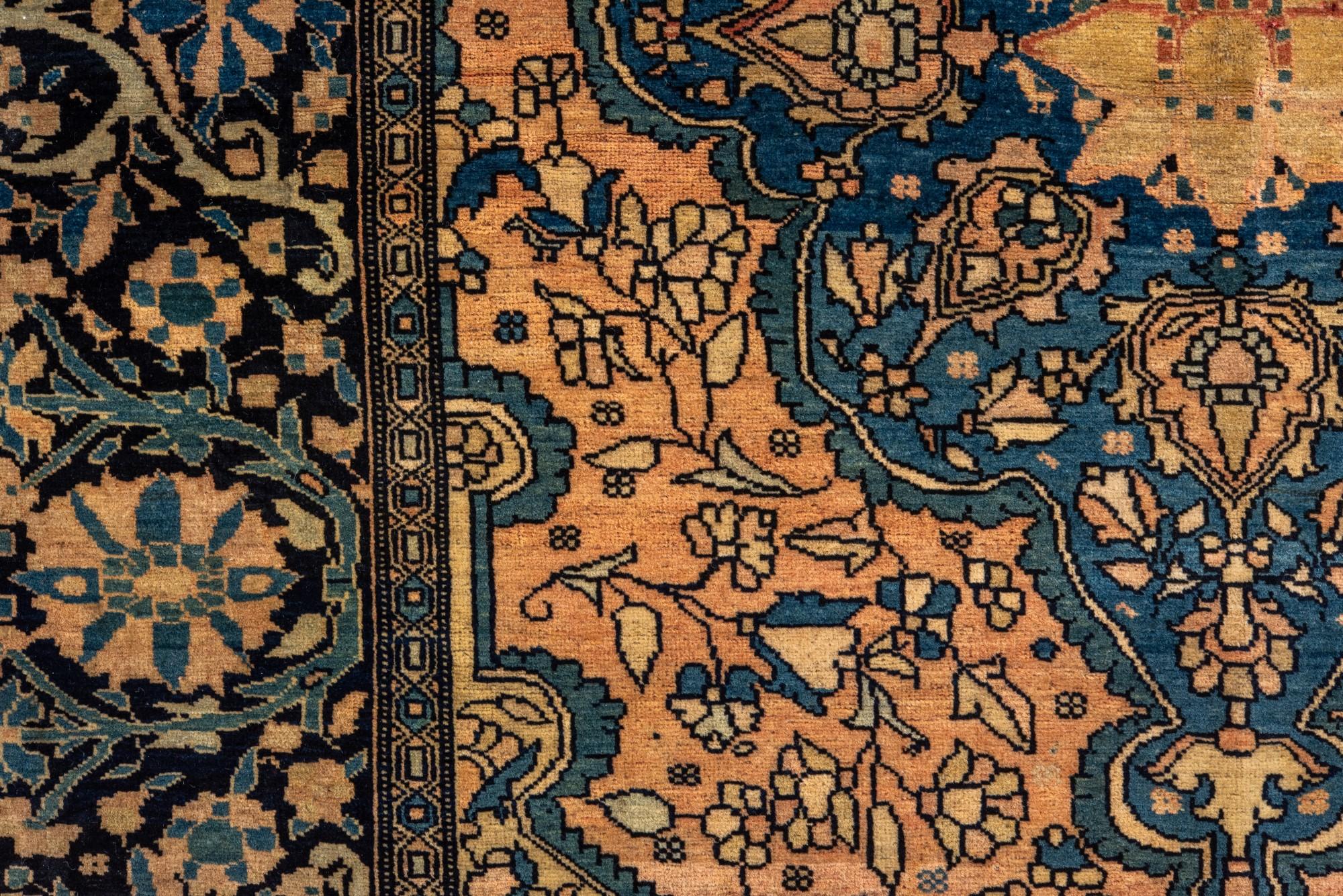 Antiker Sarouk-Medaillon mit Medaillon in der Mitte im Zustand „Gut“ im Angebot in New York, NY
