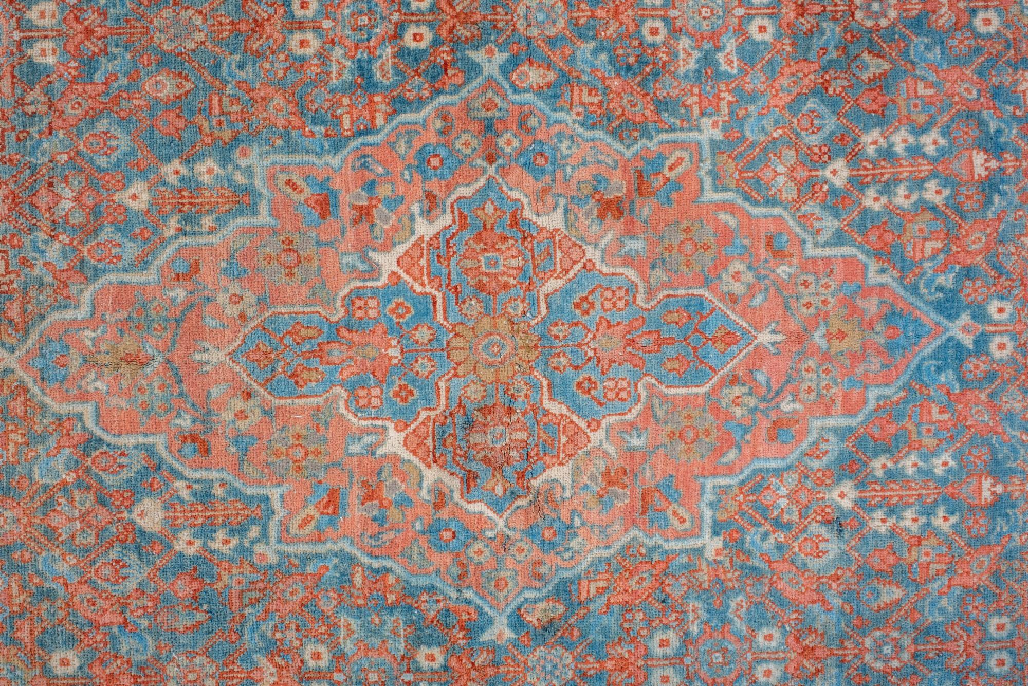 Noué à la main Sarouk ancien avec design Gol Hennai en vente