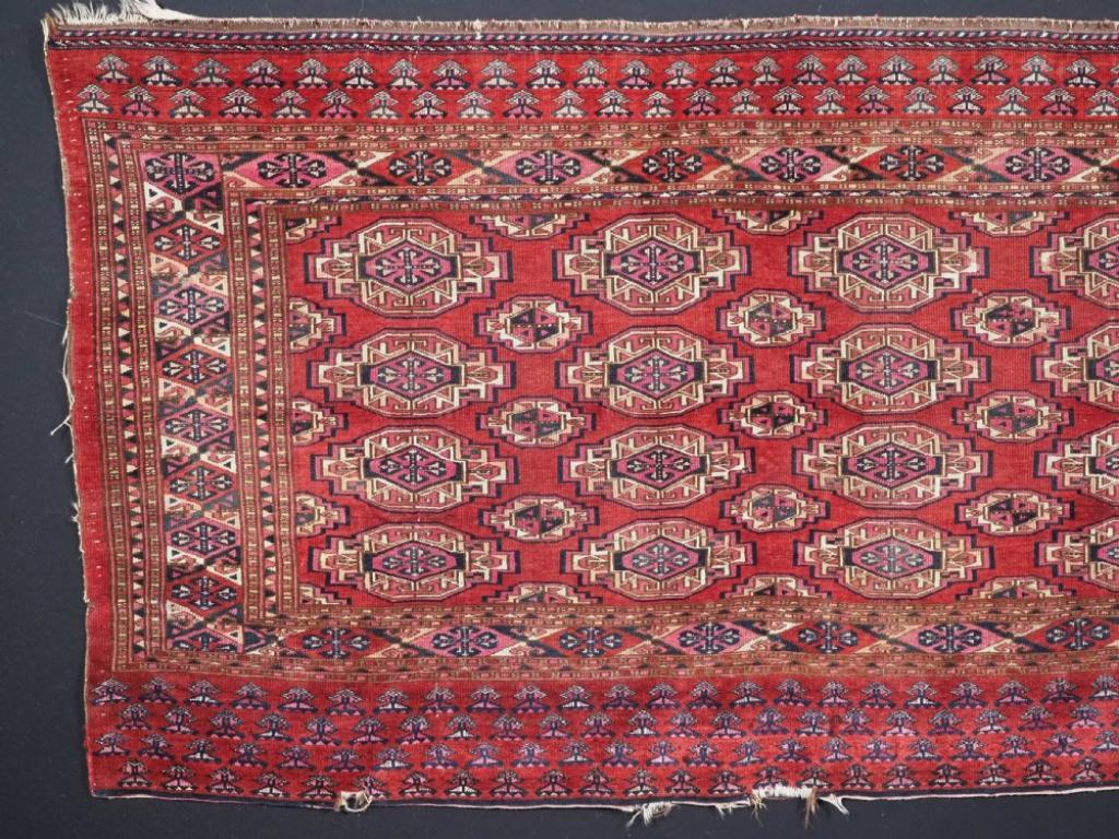 Ancienne face de chuval turkmène Saryk avec quatre rangées de guls
2e moitié du 19e siècle

Une bonne face de chuval turkmène saryk avec seize guls et neuf guls mineurs complets, le haut du chuval et le panneau inférieur de l'élément sont remplis du