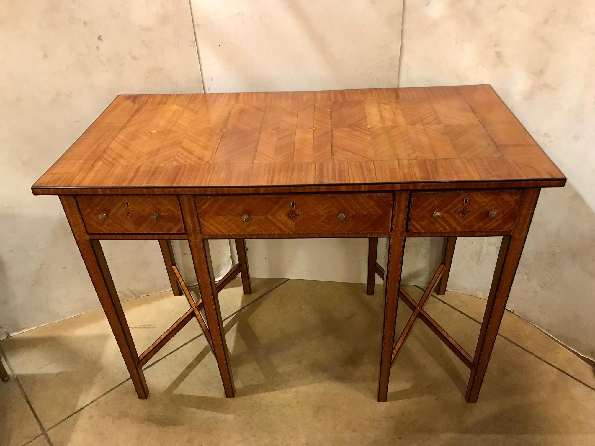 Antiker Schreibtisch aus satinierter Birke mit Intarsien im Angebot 4
