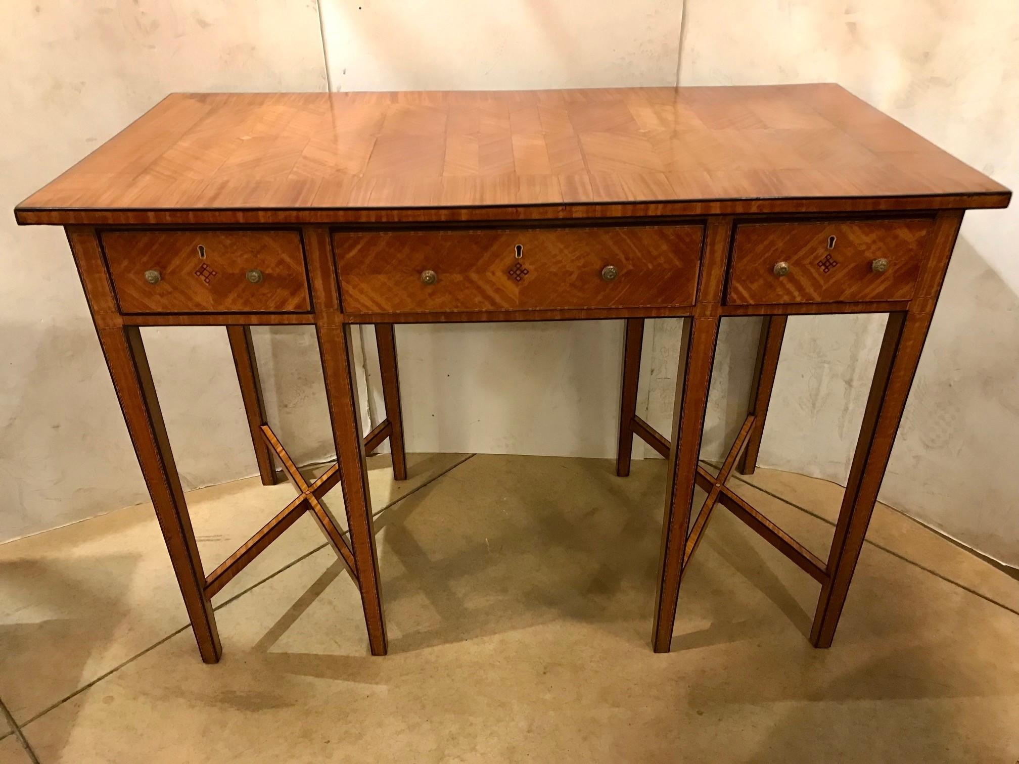 Antiker Schreibtisch aus satinierter Birke mit Intarsien im Angebot 5