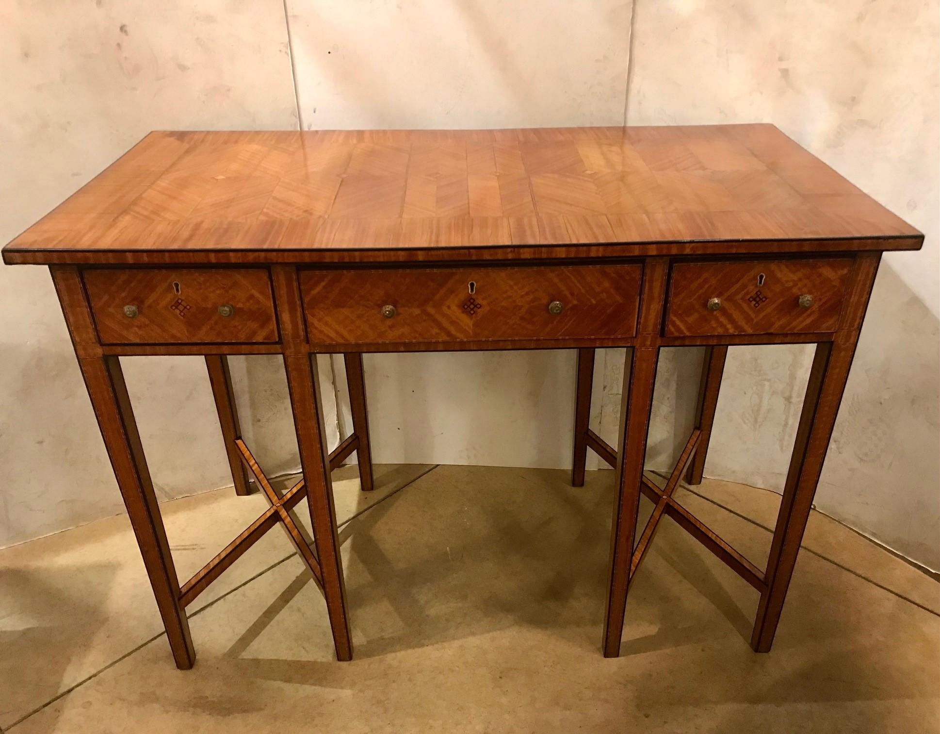 Antiker Schreibtisch aus satinierter Birke mit Intarsien (Sheraton) im Angebot
